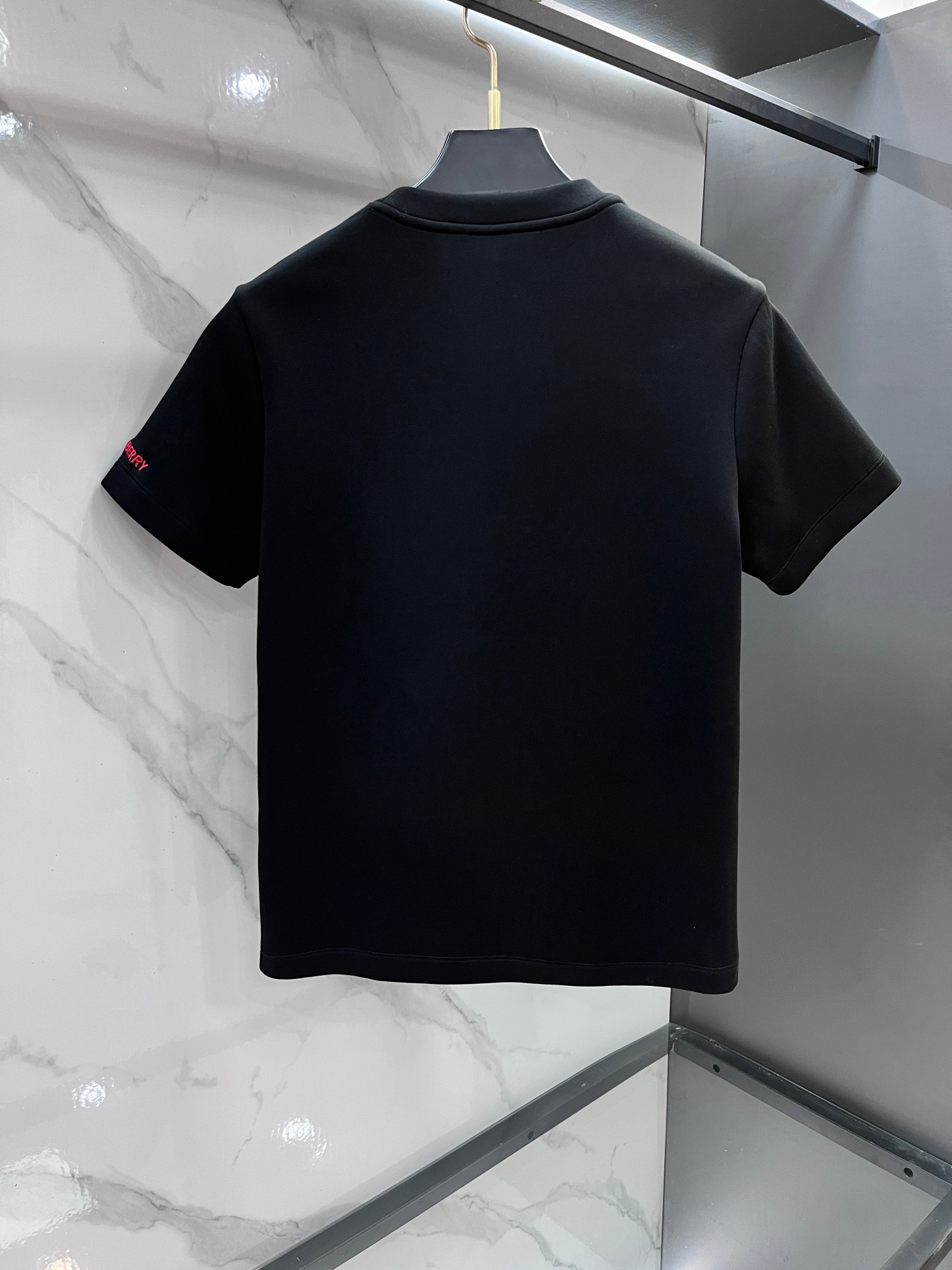 巴宝莉 2026秋冬圆领短袖！元素性的Logo徽章凸显休闲时尚魅力，依然独领时尚风骚.内搭好伴侣...客