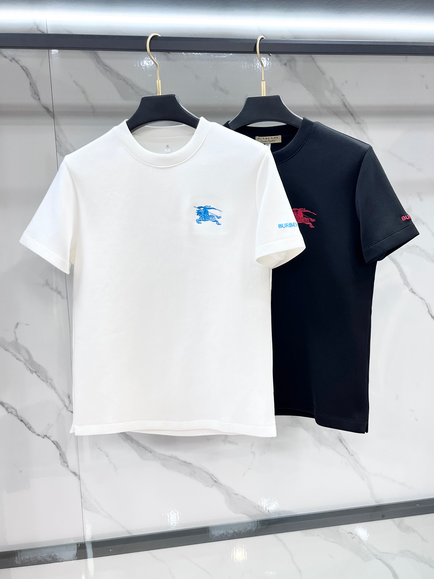 巴宝莉 2026秋冬圆领短袖！元素性的Logo徽章凸显休闲时尚魅力，依然独领时尚风骚.内搭好伴侣...客