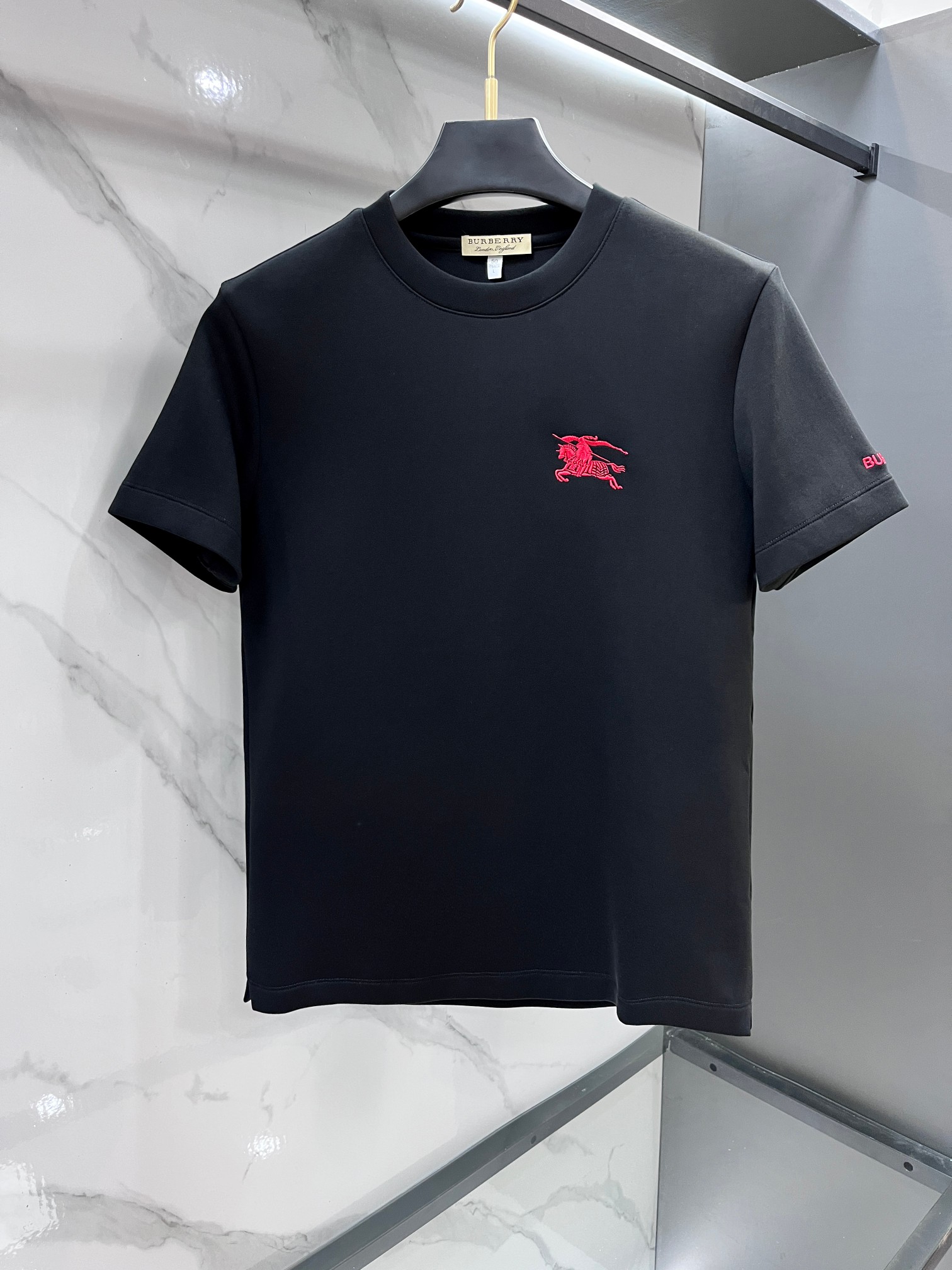 巴宝莉 2026秋冬圆领短袖！元素性的Logo徽章凸显休闲时尚魅力，依然独领时尚风骚.内搭好伴侣...客