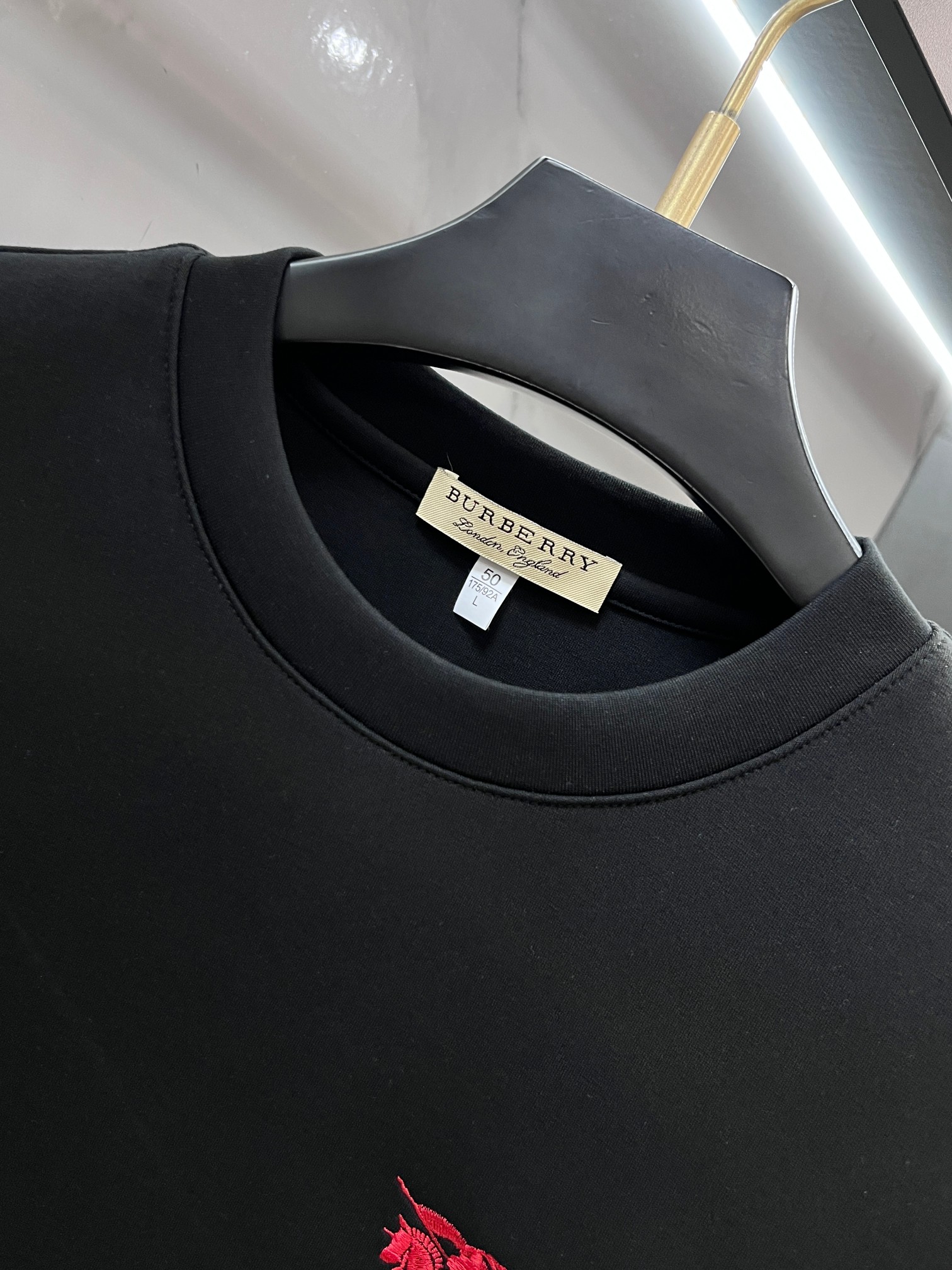 巴宝莉 2026秋冬圆领短袖！元素性的Logo徽章凸显休闲时尚魅力，依然独领时尚风骚.内搭好伴侣...客