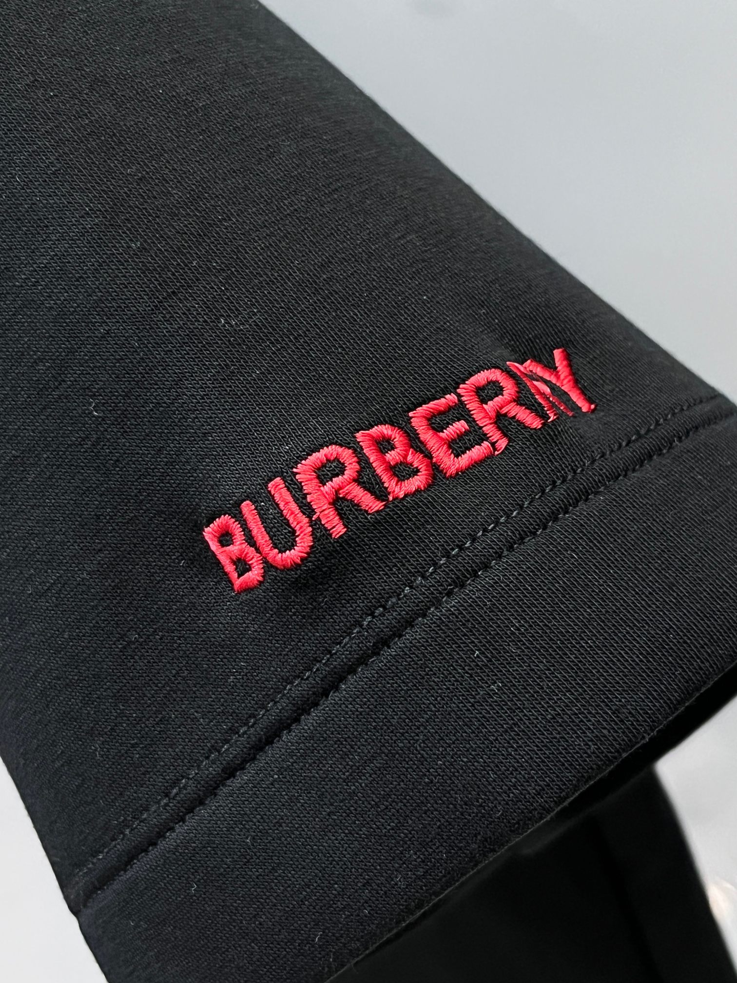 巴宝莉 2026秋冬圆领短袖！元素性的Logo徽章凸显休闲时尚魅力，依然独领时尚风骚.内搭好伴侣...客