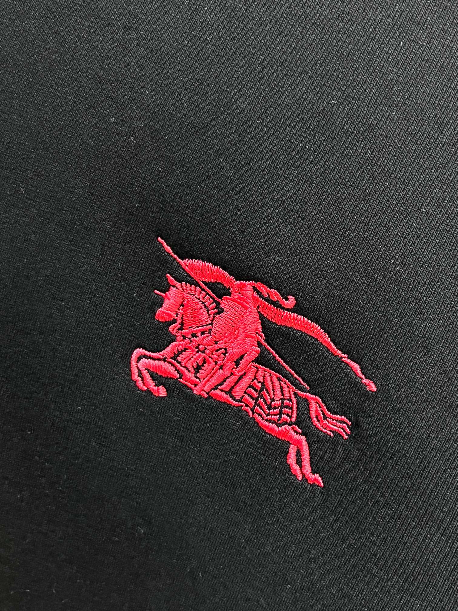 巴宝莉 2026秋冬圆领短袖！元素性的Logo徽章凸显休闲时尚魅力，依然独领时尚风骚.内搭好伴侣...客