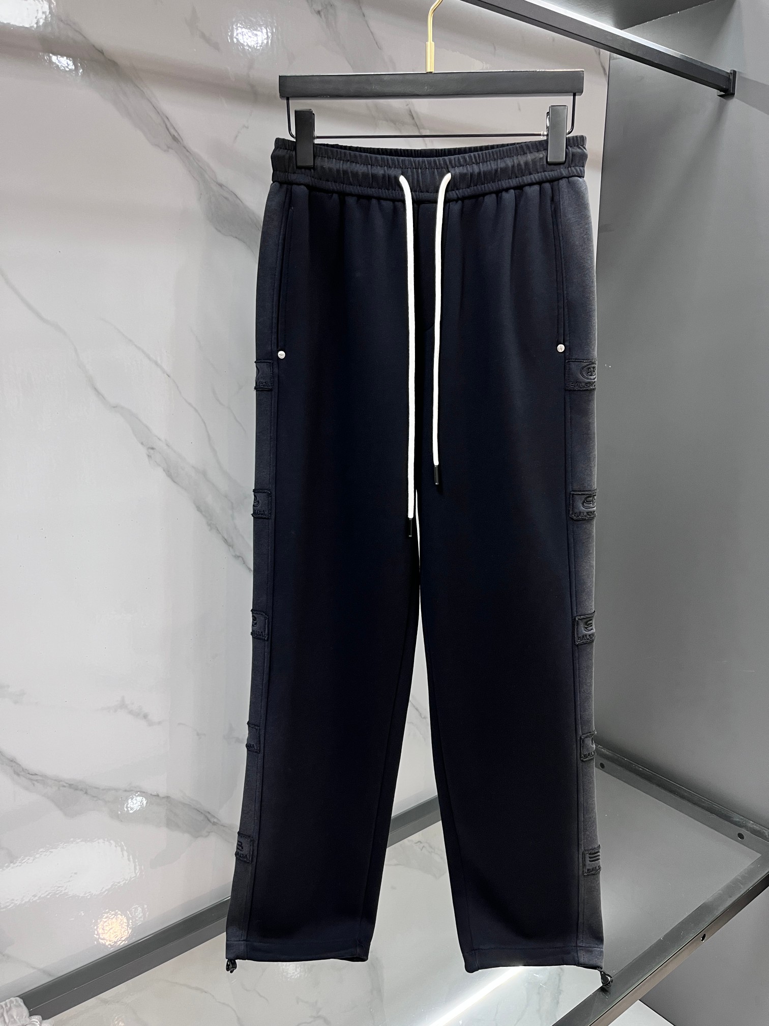 巴黎世家 2026秋冬新款休闲裤，高端版本，定制面料 透气舒适度高，细节无可挑剔，品牌元素设计理念，体现