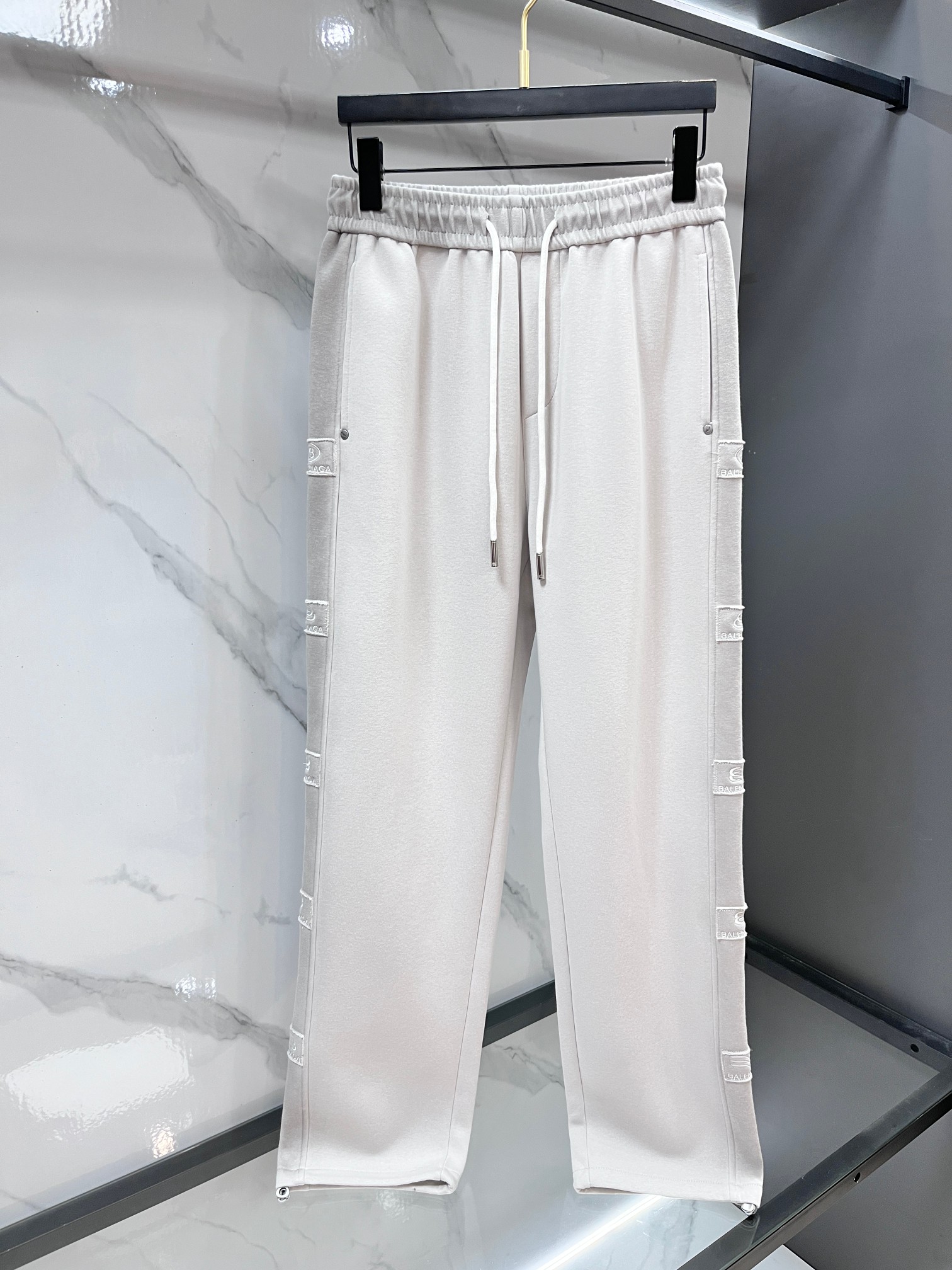 巴黎世家 2026秋冬新款休闲裤，高端版本，定制面料 透气舒适度高，细节无可挑剔，品牌元素设计理念，体现