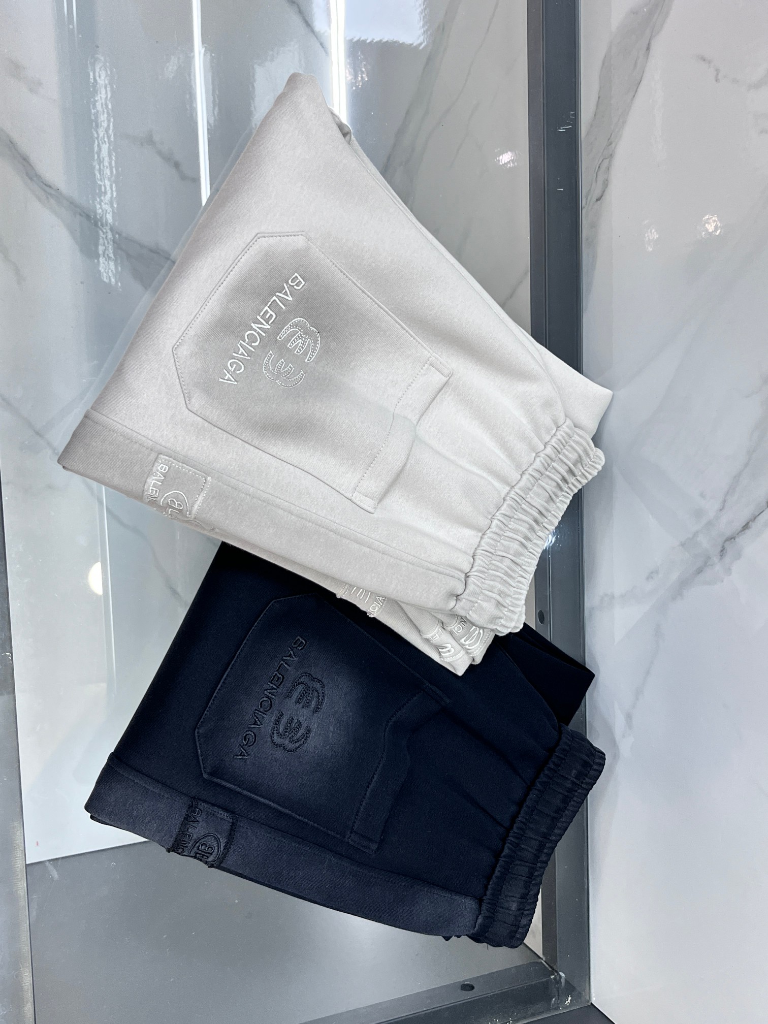 巴黎世家 2026秋冬新款休闲裤，高端版本，定制面料 透气舒适度高，细节无可挑剔，品牌元素设计理念，体现