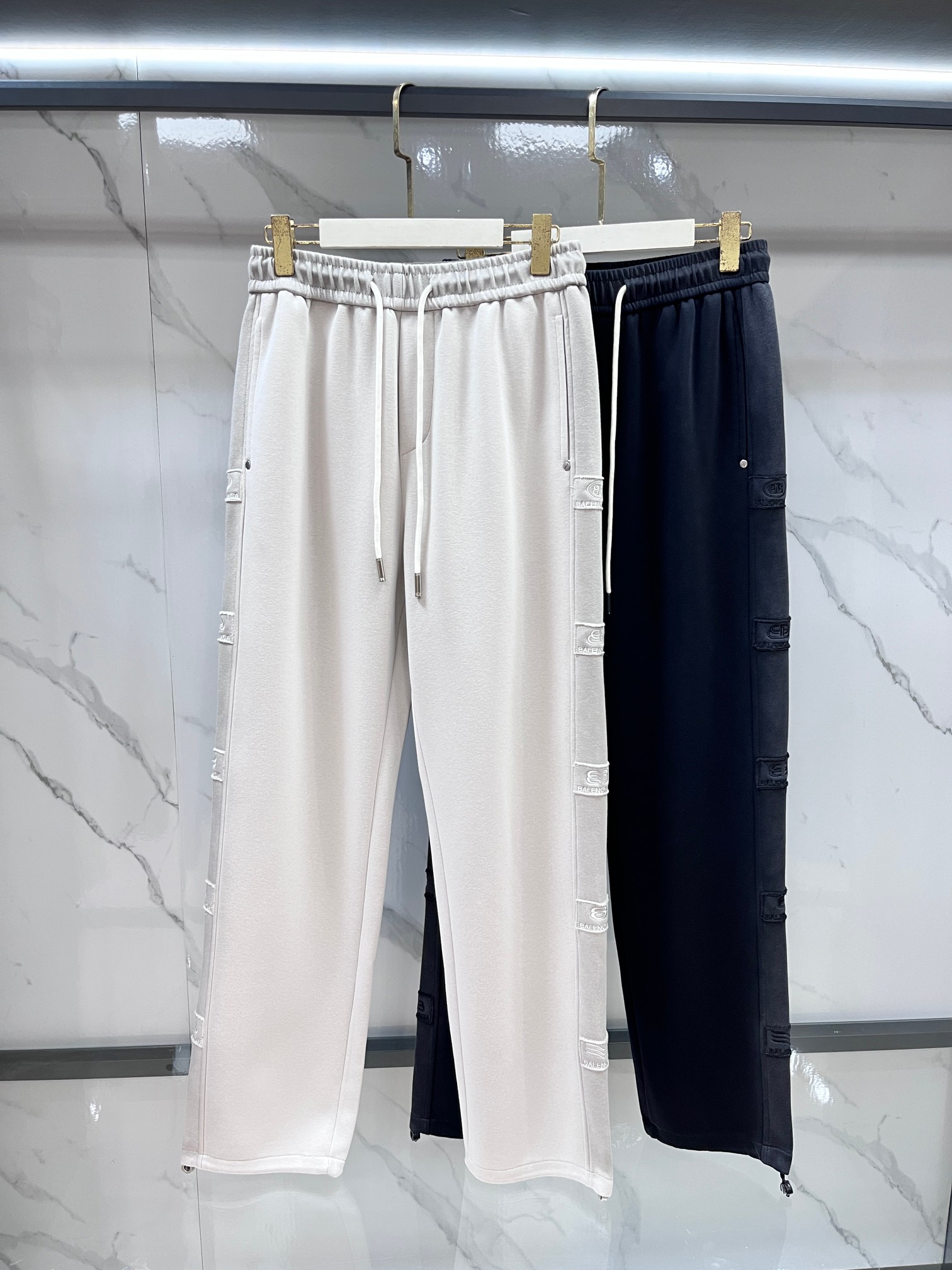 巴黎世家 2026秋冬新款休闲裤，高端版本，定制面料 透气舒适度高，细节无可挑剔，品牌元素设计理念，体现