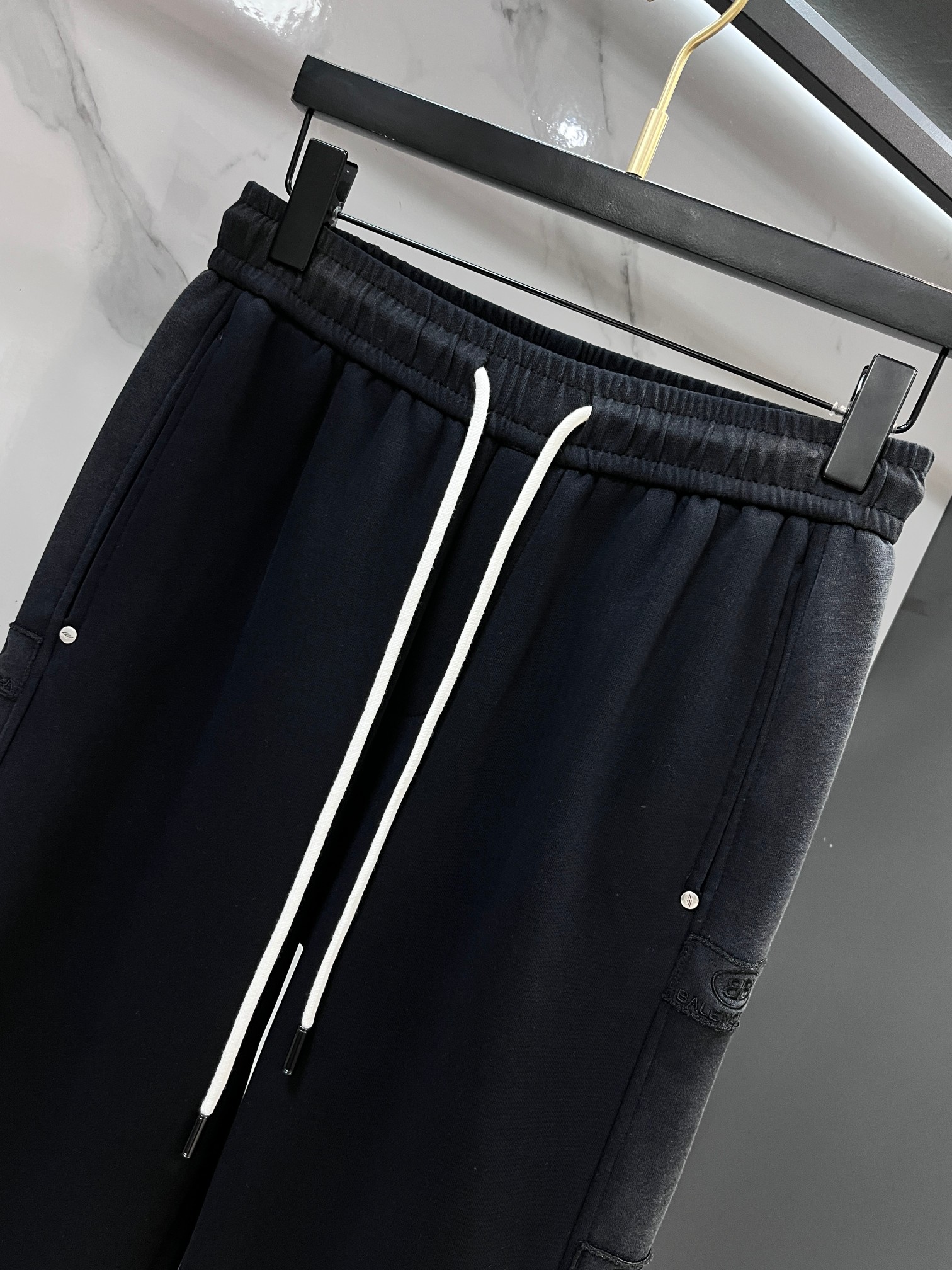 巴黎世家 2026秋冬新款休闲裤，高端版本，定制面料 透气舒适度高，细节无可挑剔，品牌元素设计理念，体现