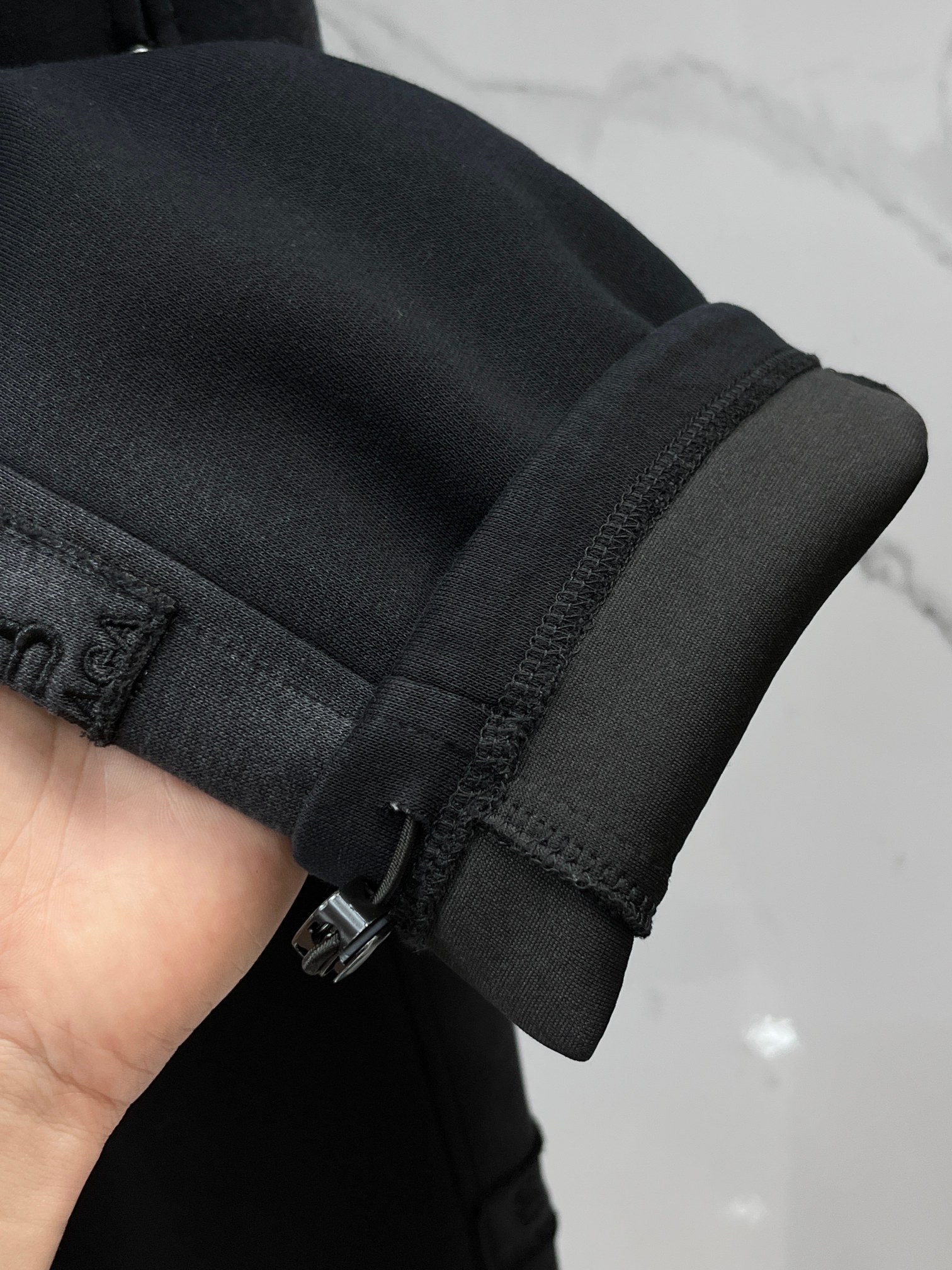 巴黎世家 2026秋冬新款休闲裤，高端版本，定制面料 透气舒适度高，细节无可挑剔，品牌元素设计理念，体现