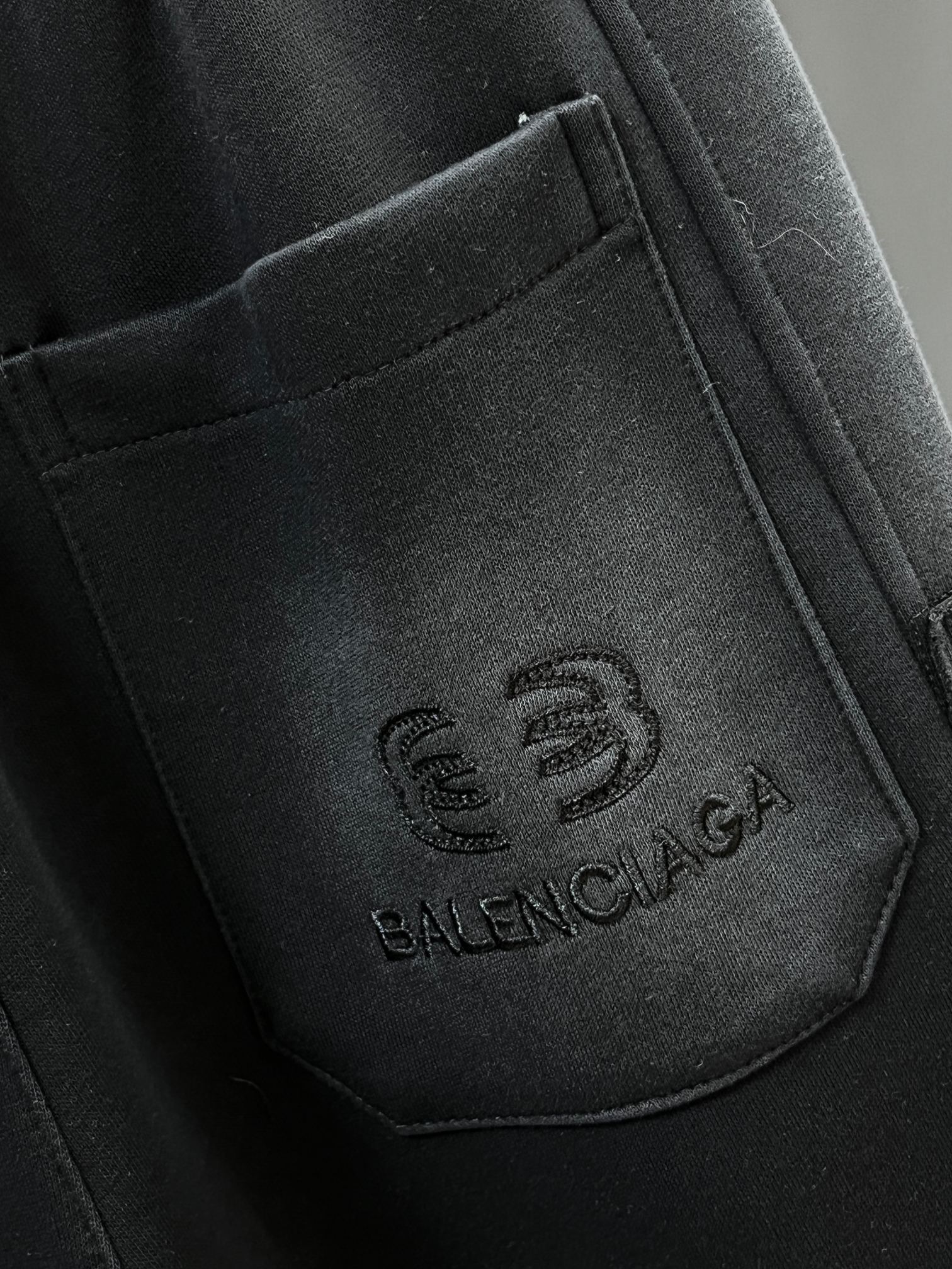 巴黎世家 2026秋冬新款休闲裤，高端版本，定制面料 透气舒适度高，细节无可挑剔，品牌元素设计理念，体现