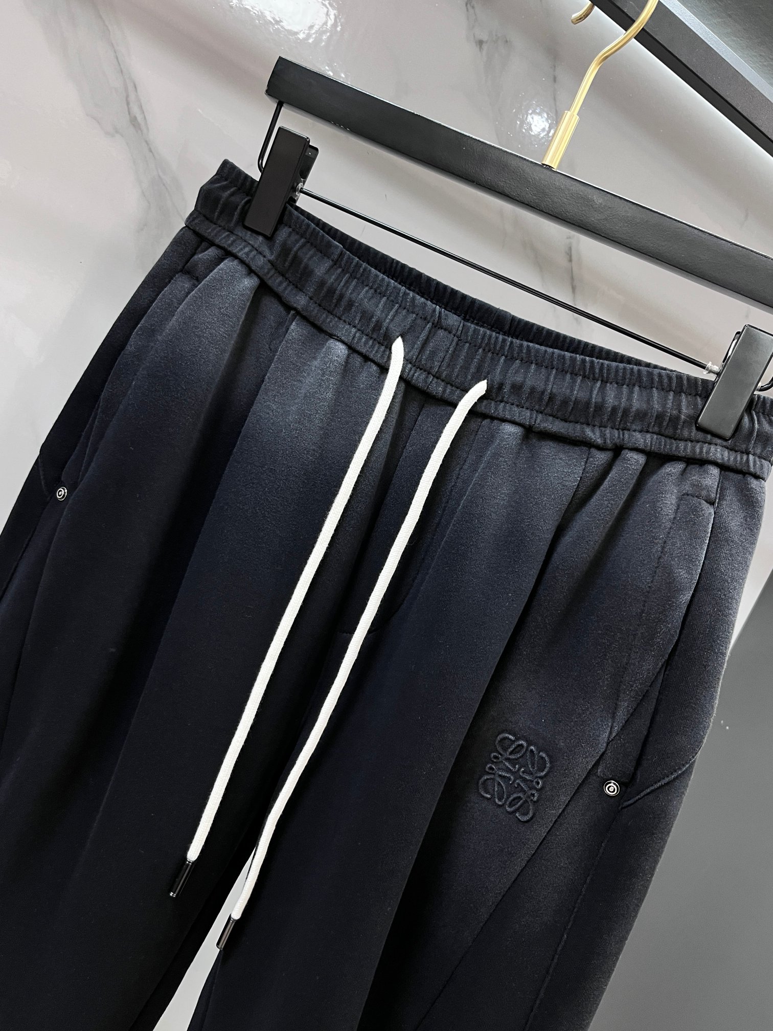 罗意威 2026秋冬新款休闲裤，高端版本，定制面料 透气舒适度高，细节无可挑剔，品牌元素设计理念，体现高