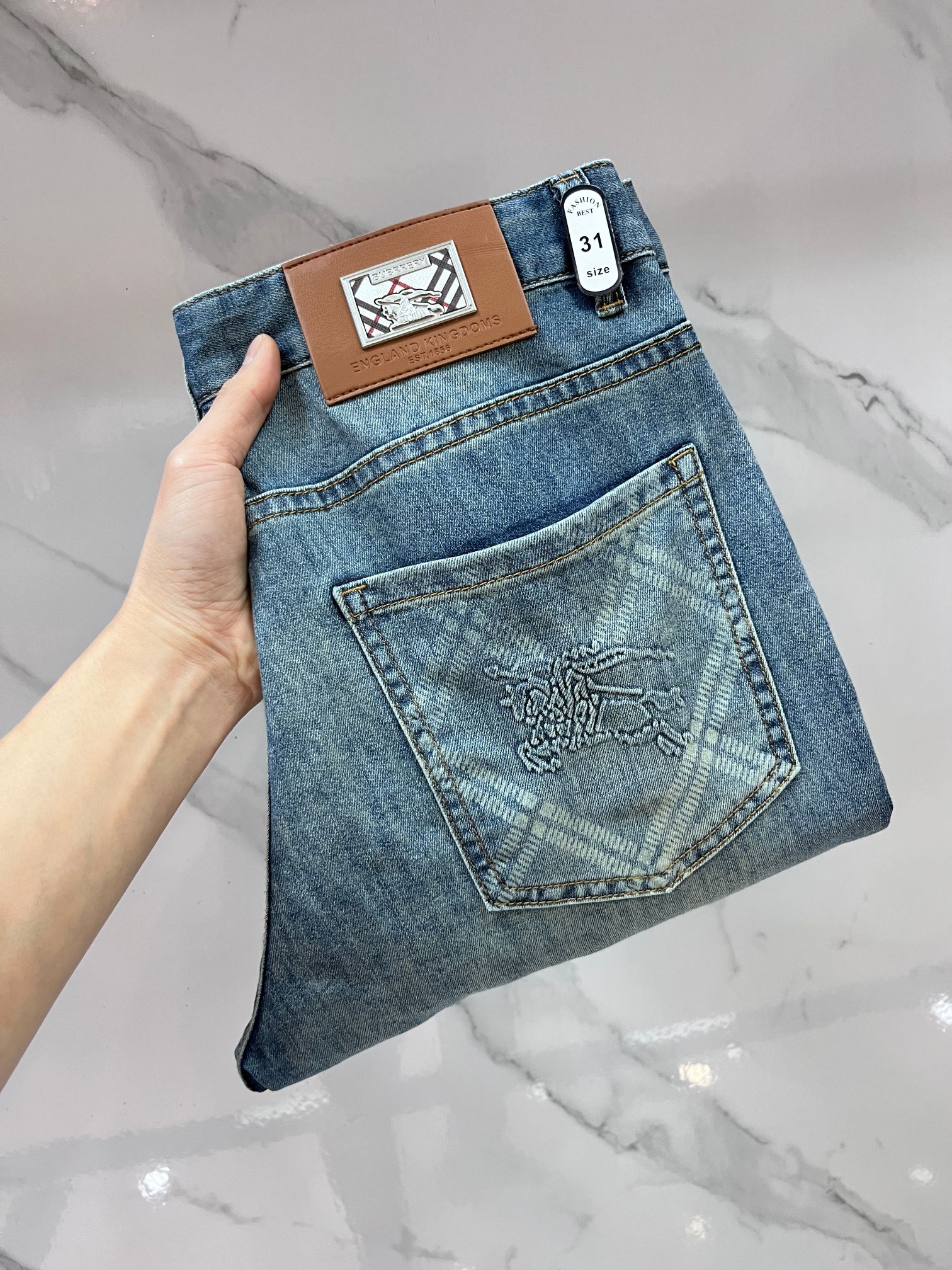 NO:871659,Burberry high-end customization, 2026 early autumn latest jeans, simultaneous sale at the counter, original customization, customer-supplied hardware accessories, original order quality, imported solid color denim elastic fabric, heavy washing, fine workmanship, excellent upper body!  The preferred items are complete with three standards.……………………………………………… Size29-38,,burberry,jeans,19860909巴宝莉 高端定制、2026早秋最新款牛仔裤 柜台同步发售 原版定制 客供五金辅料 原单品质 进口固色牛仔弹力面料 重工洗水 做工走线精细 上身绝佳！优选单品 三标齐全.…………………………………………………… Size29-38,,burberry,jeans,,Men's clothing