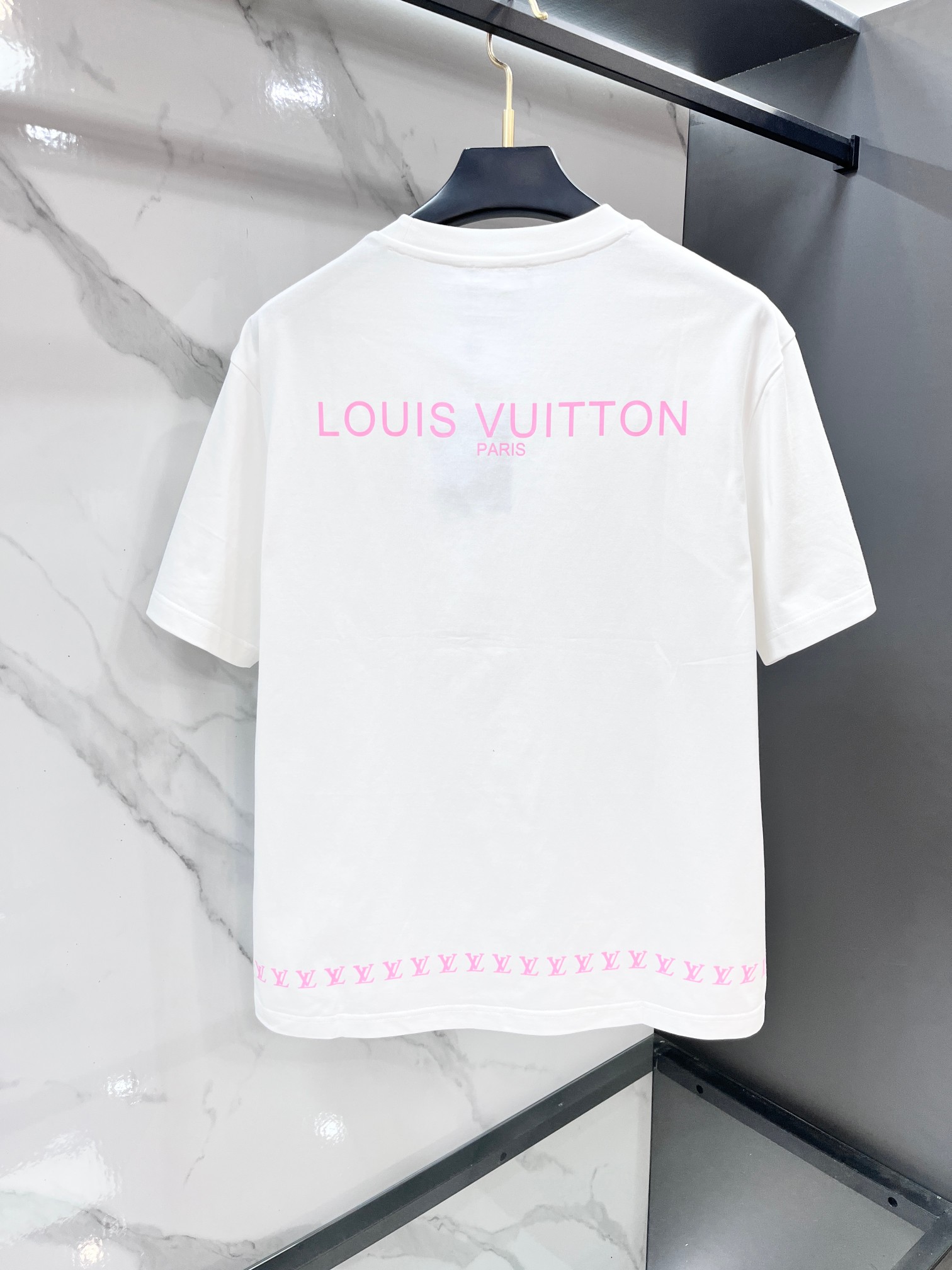 Lv 春夏新款首发最新款短袖圆领T恤 高端订制 设计前卫时尚！品牌logo重工艺印花设计 .穿着舒适.级