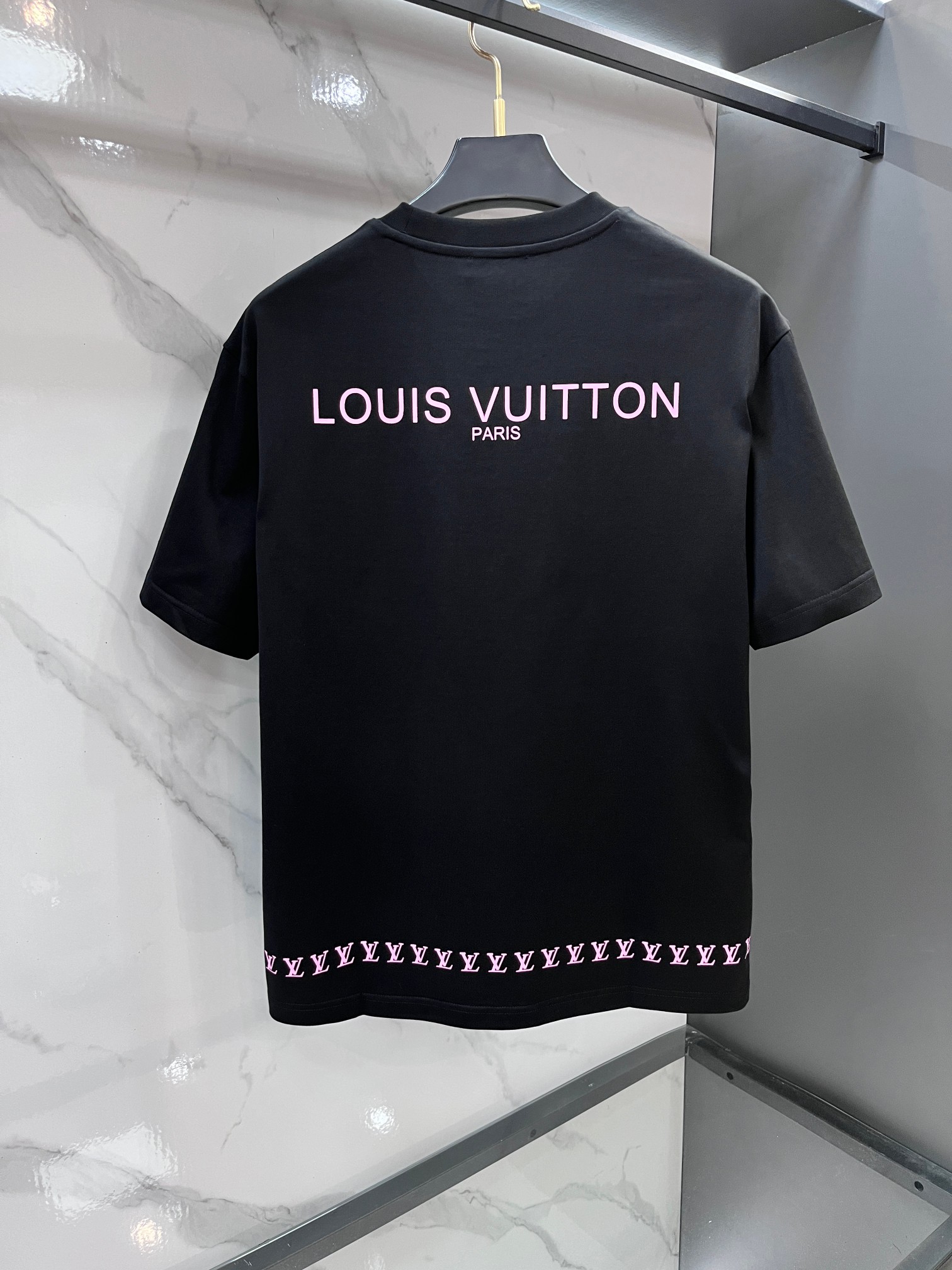 Lv 春夏新款首发最新款短袖圆领T恤 高端订制 设计前卫时尚！品牌logo重工艺印花设计 .穿着舒适.级