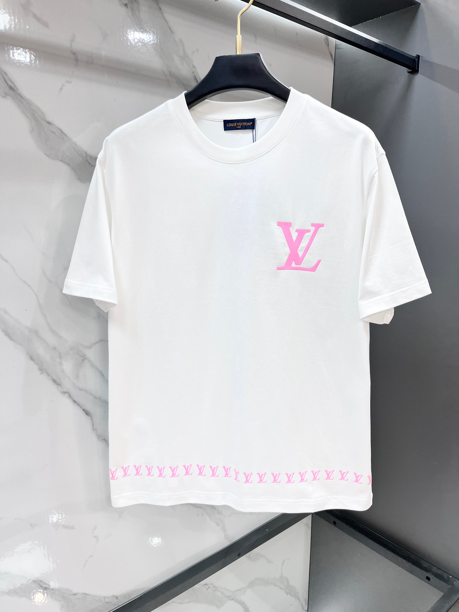 Lv 春夏新款首发最新款短袖圆领T恤 高端订制 设计前卫时尚！品牌logo重工艺印花设计 .穿着舒适.级