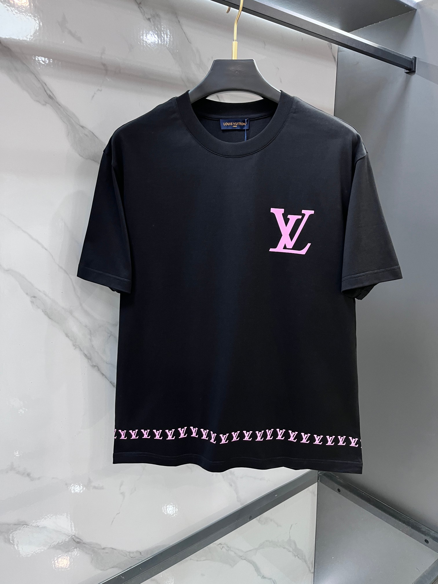 Lv 春夏新款首发最新款短袖圆领T恤 高端订制 设计前卫时尚！品牌logo重工艺印花设计 .穿着舒适.级
