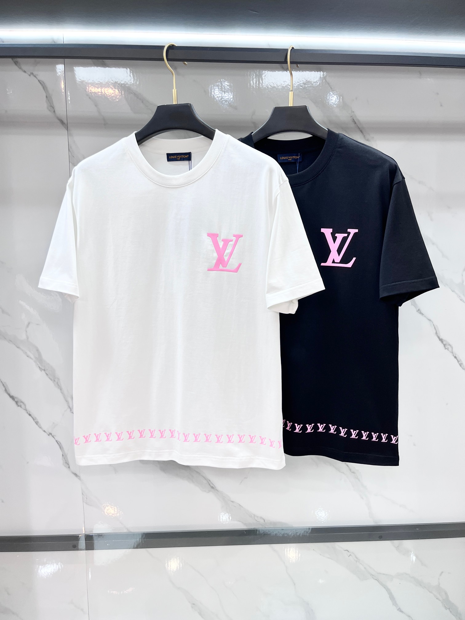 Lv 春夏新款首发最新款短袖圆领T恤 高端订制 设计前卫时尚！品牌logo重工艺印花设计 .穿着舒适.级