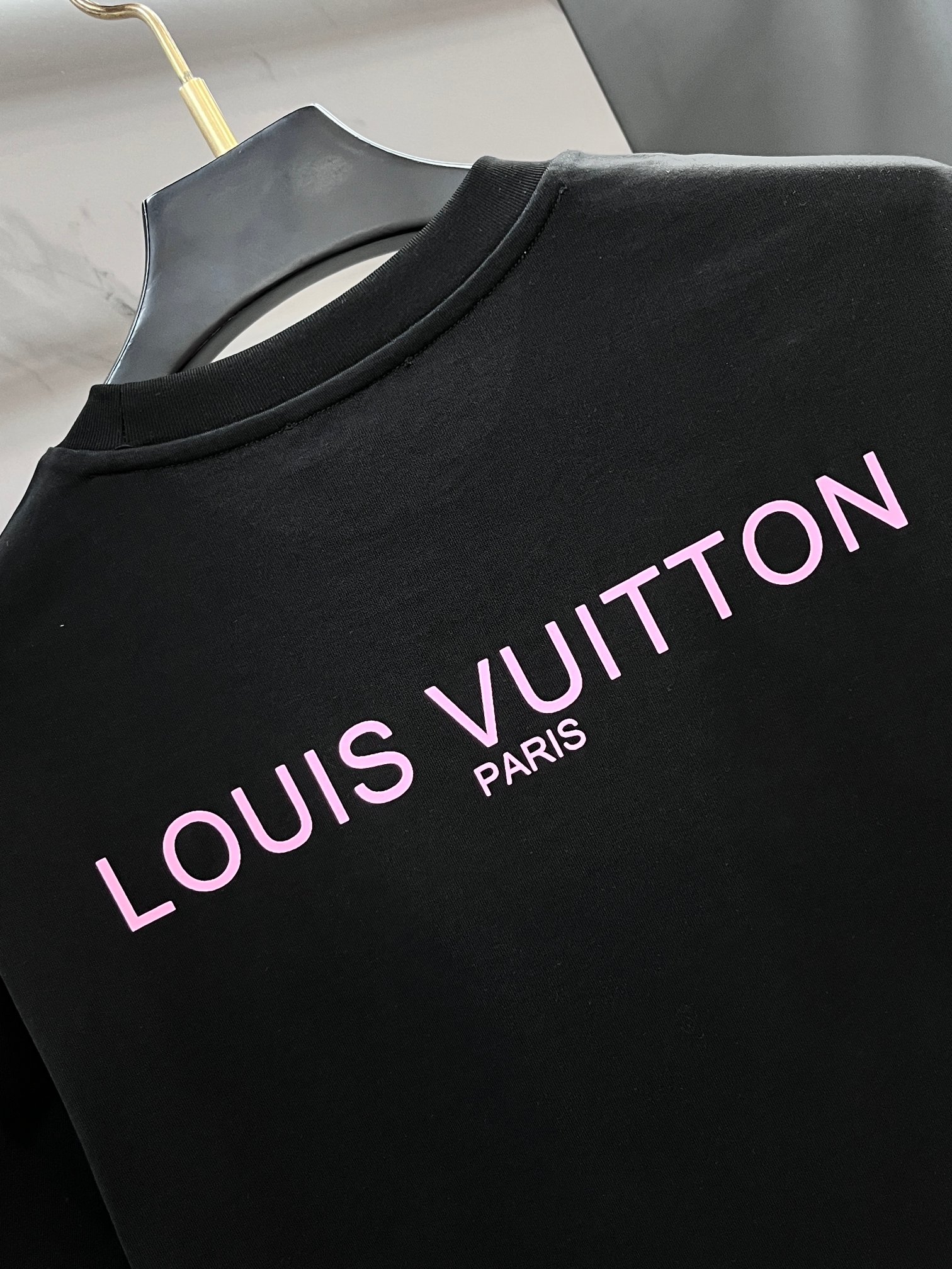 Lv 春夏新款首发最新款短袖圆领T恤 高端订制 设计前卫时尚！品牌logo重工艺印花设计 .穿着舒适.级