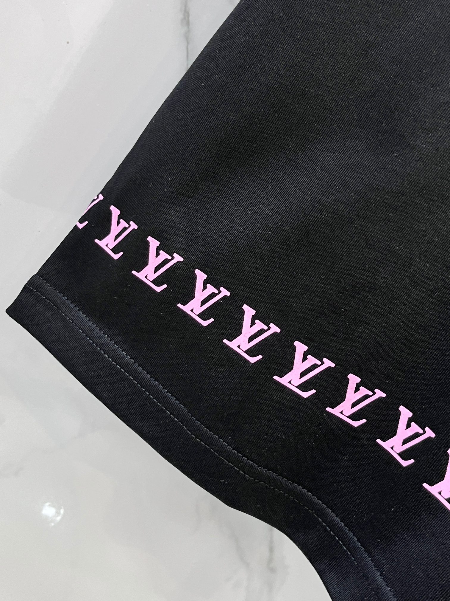 Lv 春夏新款首发最新款短袖圆领T恤 高端订制 设计前卫时尚！品牌logo重工艺印花设计 .穿着舒适.级
