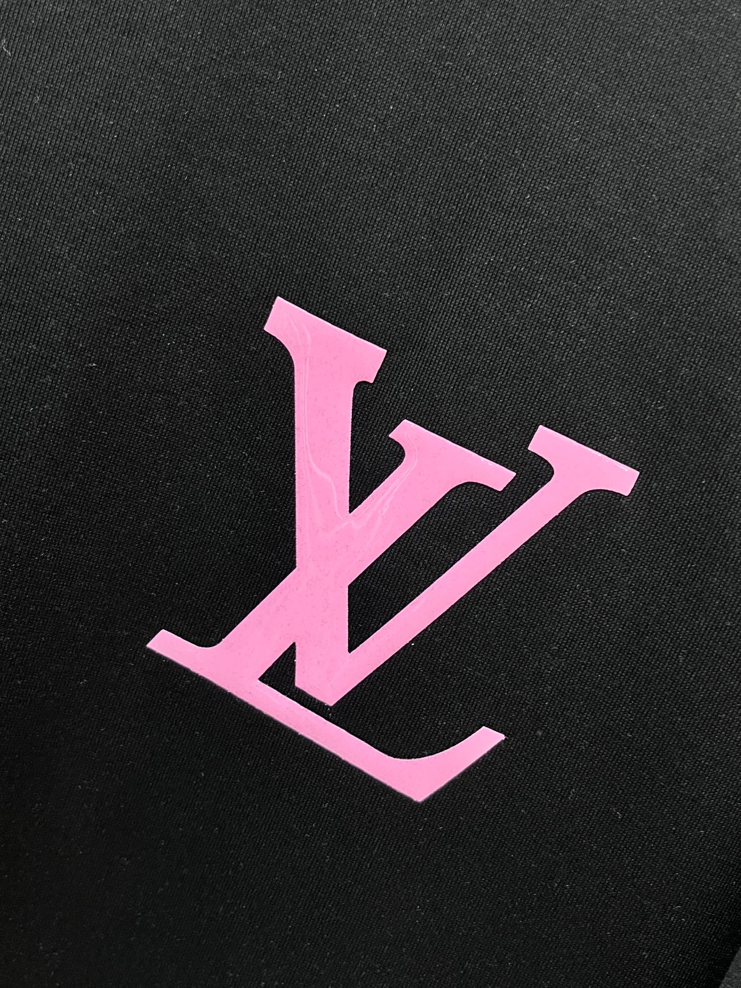 Lv 春夏新款首发最新款短袖圆领T恤 高端订制 设计前卫时尚！品牌logo重工艺印花设计 .穿着舒适.级