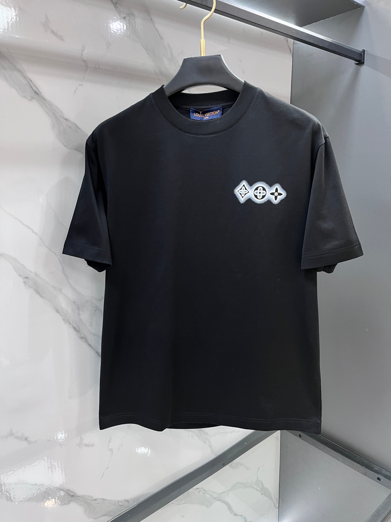 Lv 春夏新款首发最新款短袖圆领T恤 高端订制 设计前卫时尚！品牌logo重工艺印花设计 .穿着舒适.级