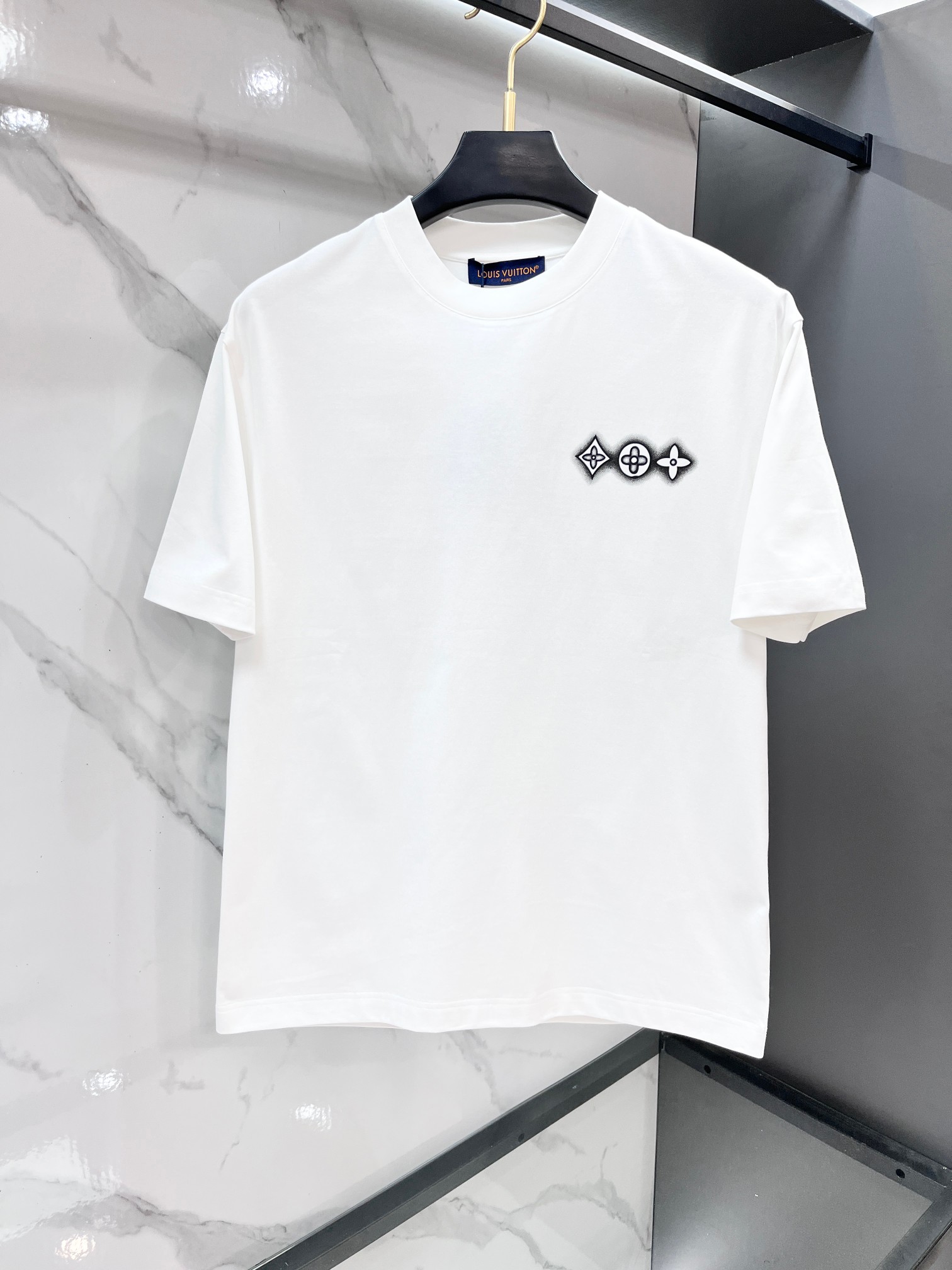 Lv 春夏新款首发最新款短袖圆领T恤 高端订制 设计前卫时尚！品牌logo重工艺印花设计 .穿着舒适.级
