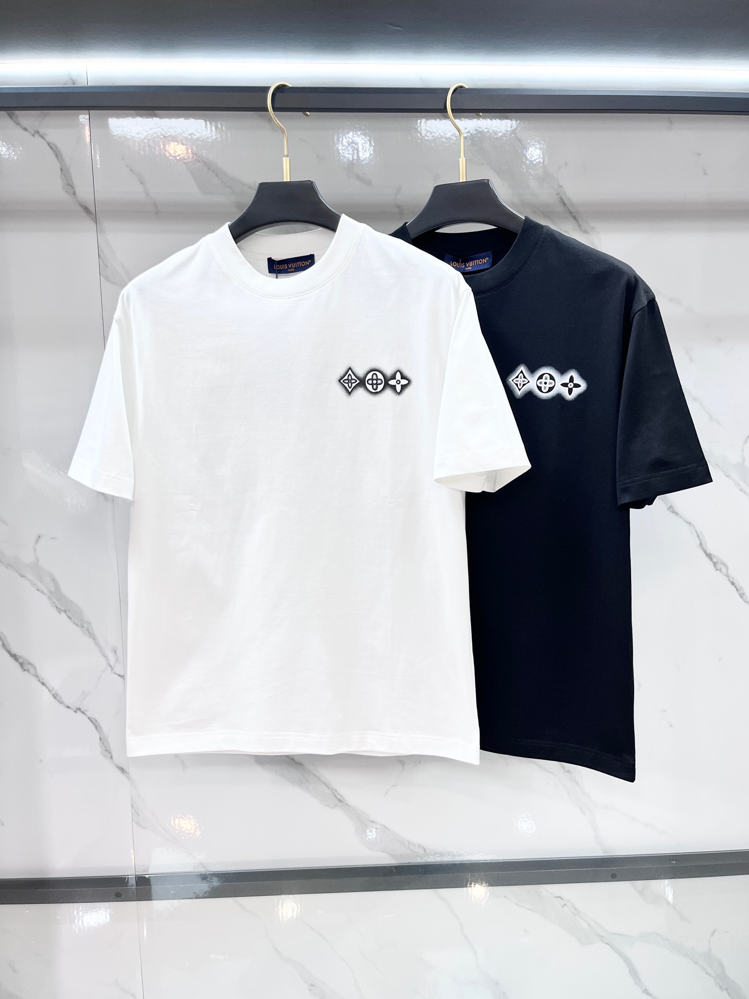 Lv 春夏新款首发最新款短袖圆领T恤 高端订制 设计前卫时尚！品牌logo重工艺印花设计 .穿着舒适.级
