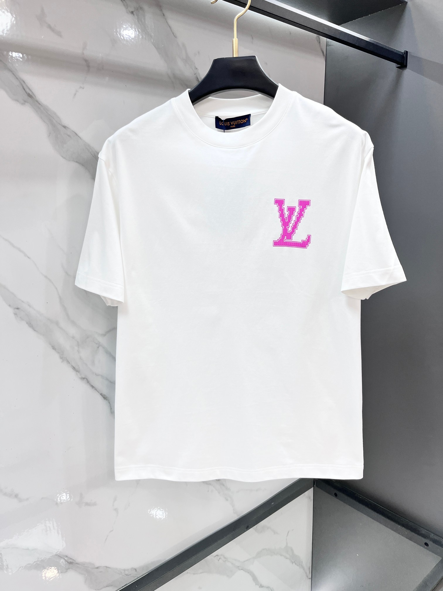 Lv 春夏新款首发最新款短袖圆领T恤 高端订制 设计前卫时尚！品牌logo重工艺印花设计 .穿着舒适.级