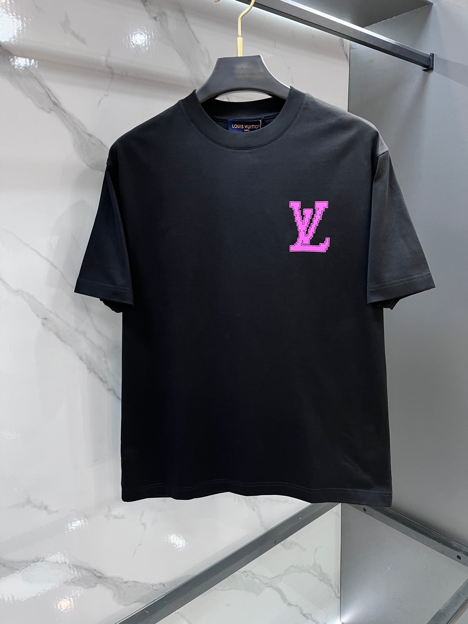 Lv 春夏新款首发最新款短袖圆领T恤 高端订制 设计前卫时尚！品牌logo重工艺印花设计 .穿着舒适.级