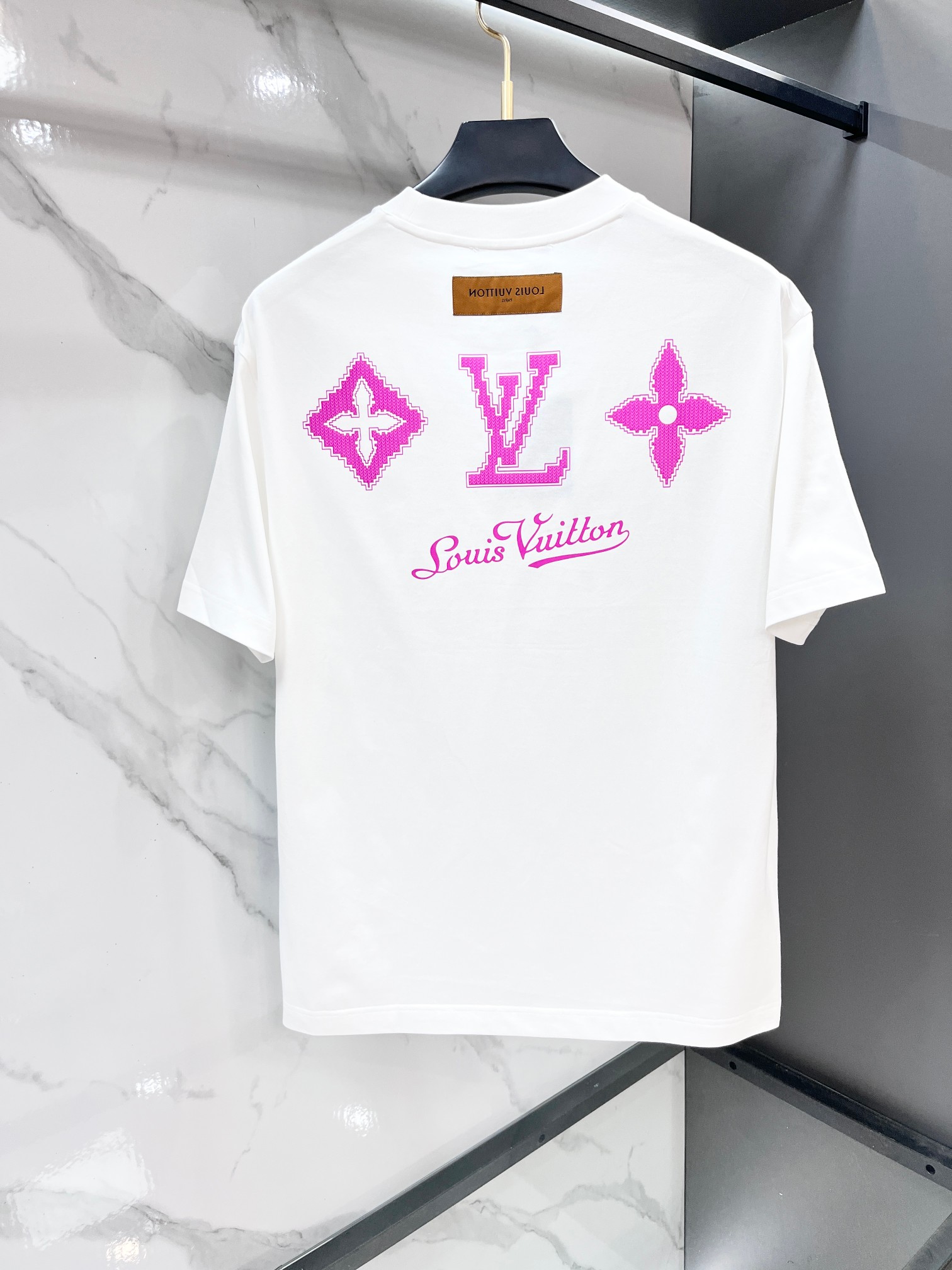 Lv 春夏新款首发最新款短袖圆领T恤 高端订制 设计前卫时尚！品牌logo重工艺印花设计 .穿着舒适.级