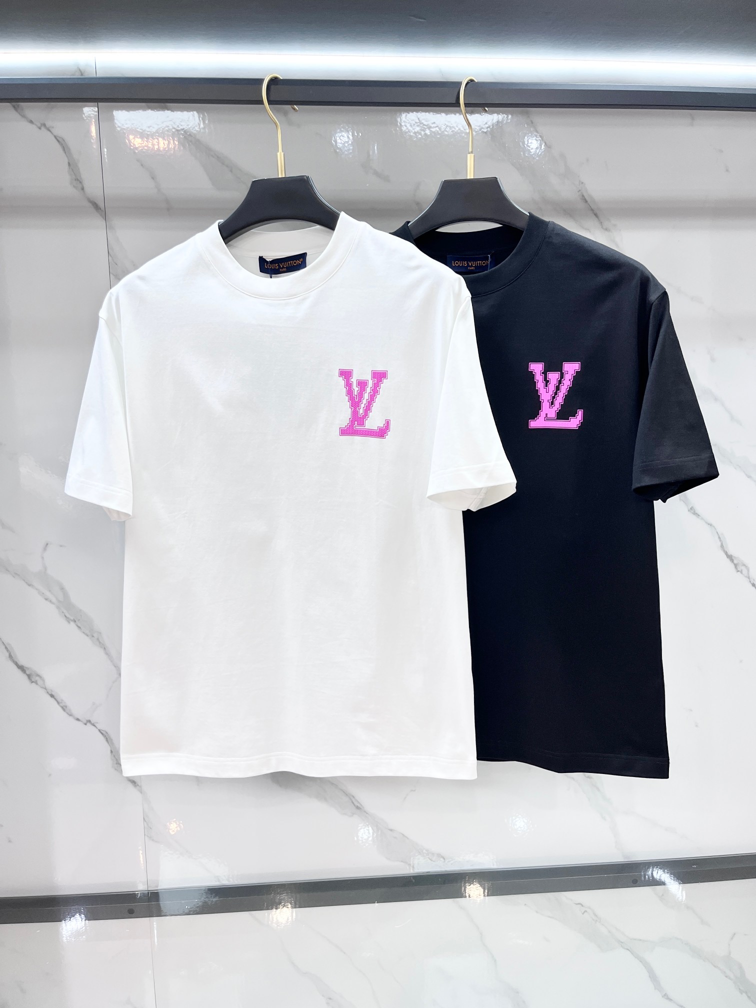 Lv 春夏新款首发最新款短袖圆领T恤 高端订制 设计前卫时尚！品牌logo重工艺印花设计 .穿着舒适.级