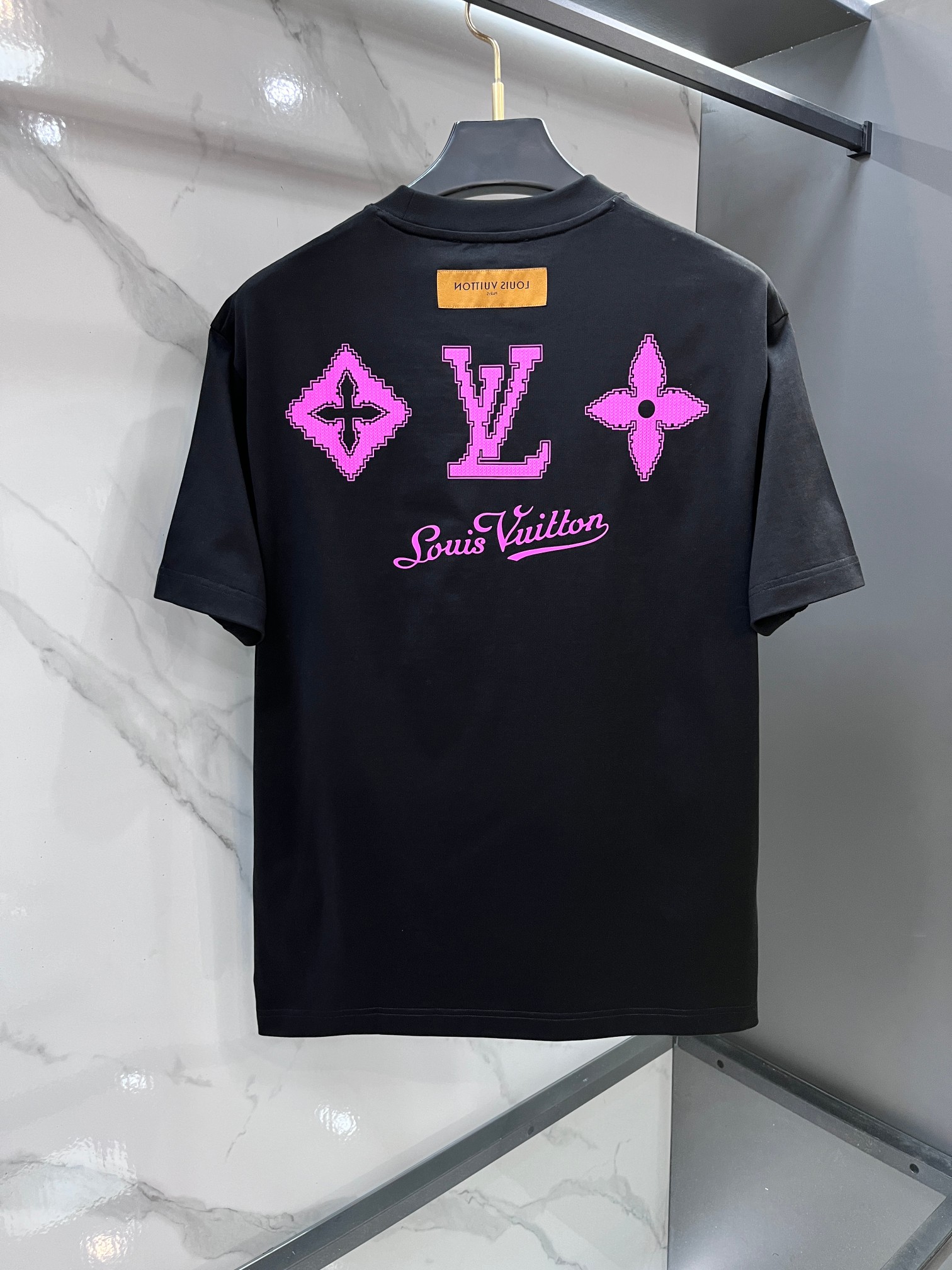 Lv 春夏新款首发最新款短袖圆领T恤 高端订制 设计前卫时尚！品牌logo重工艺印花设计 .穿着舒适.级