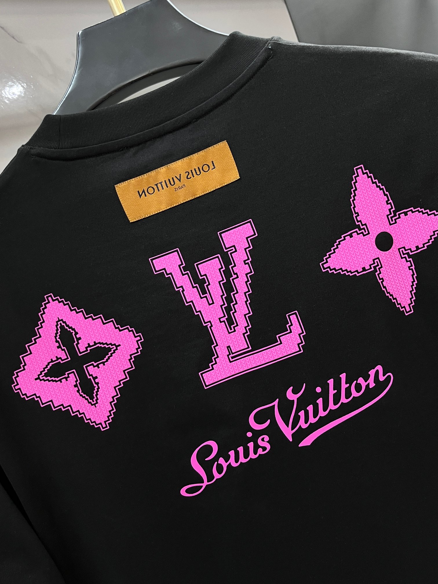 Lv 春夏新款首发最新款短袖圆领T恤 高端订制 设计前卫时尚！品牌logo重工艺印花设计 .穿着舒适.级