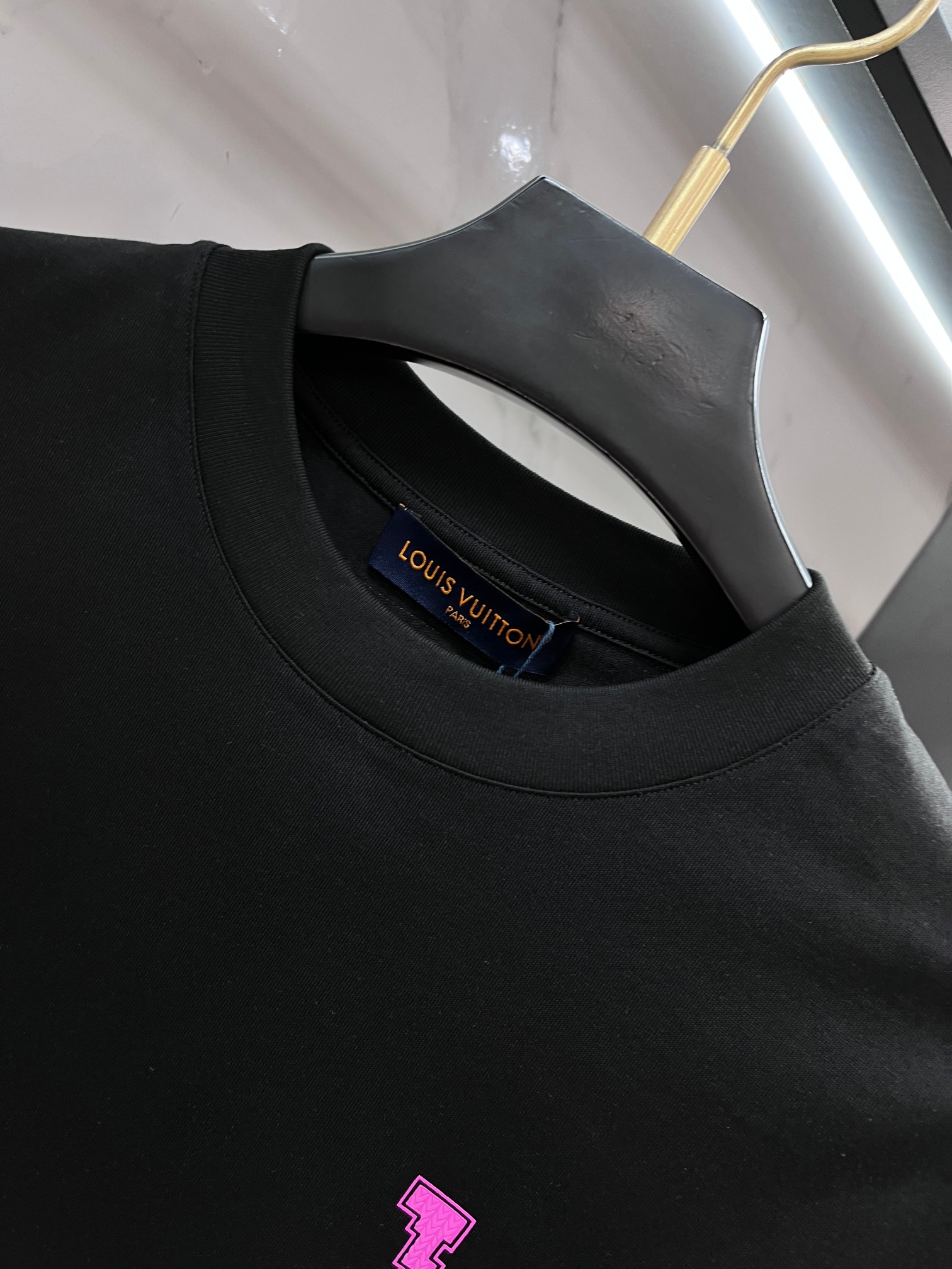 Lv 春夏新款首发最新款短袖圆领T恤 高端订制 设计前卫时尚！品牌logo重工艺印花设计 .穿着舒适.级