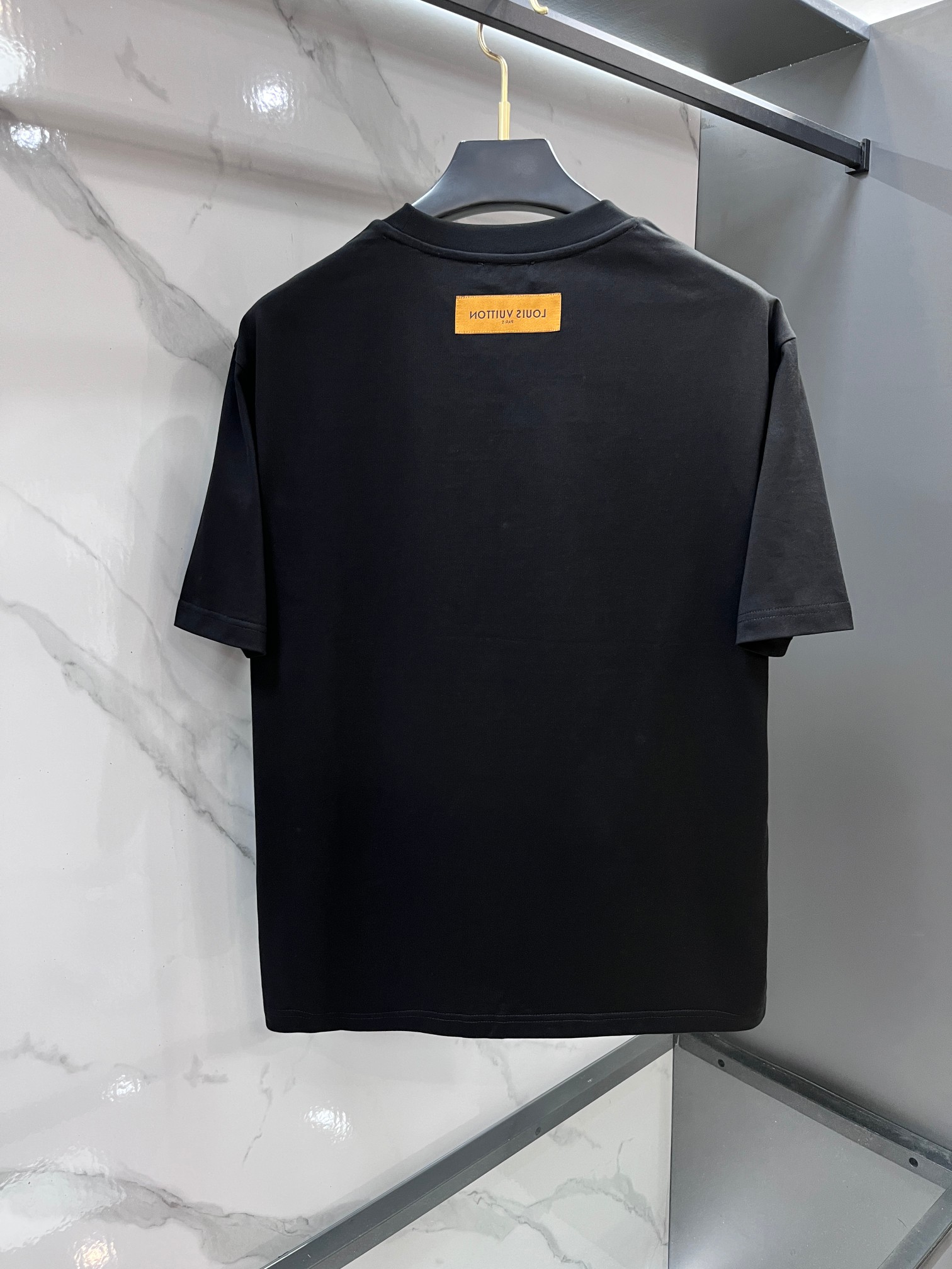 Lv 春夏新款首发最新款短袖圆领T恤 高端订制 设计前卫时尚！品牌logo重工艺印花设计 .穿着舒适.级