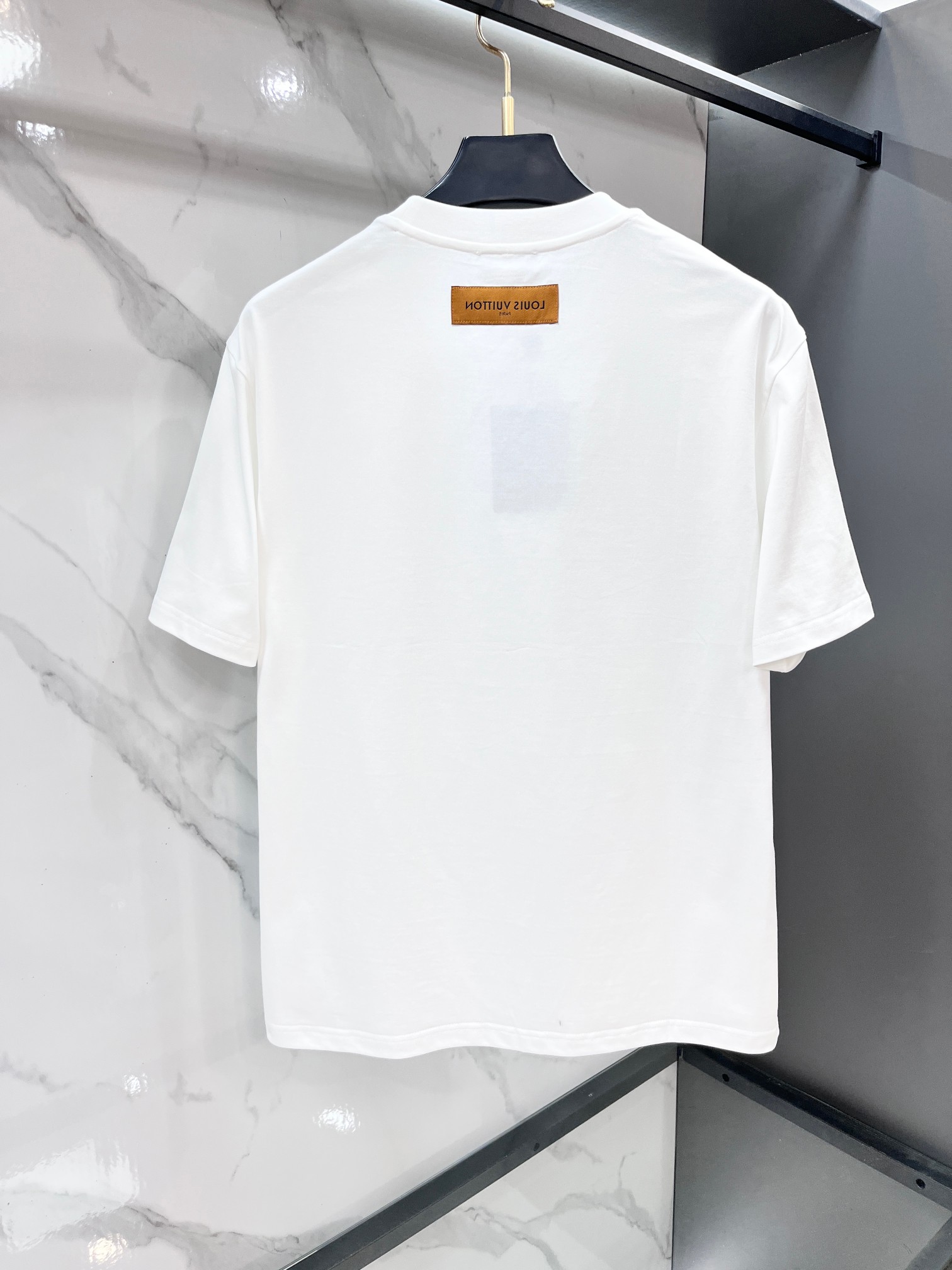 Lv 春夏新款首发最新款短袖圆领T恤 高端订制 设计前卫时尚！品牌logo重工艺印花设计 .穿着舒适.级