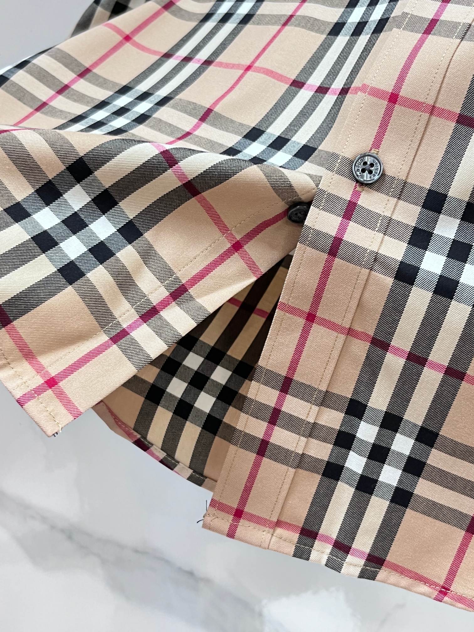 巴宝莉 官网1:1原单品质25ss新款秋冬格子对位衬衫原版3,200购入开发，面料采用100%锦纶定织格