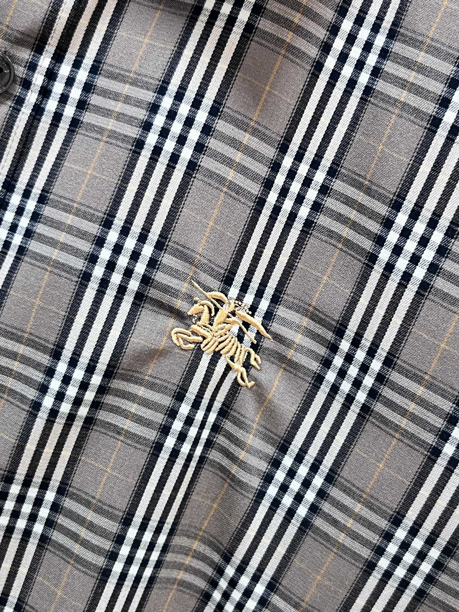 巴宝莉 官网1:1原单品质25ss新款秋冬格子对位衬衫原版3,200购入开发，面料采用100%锦纶定织格