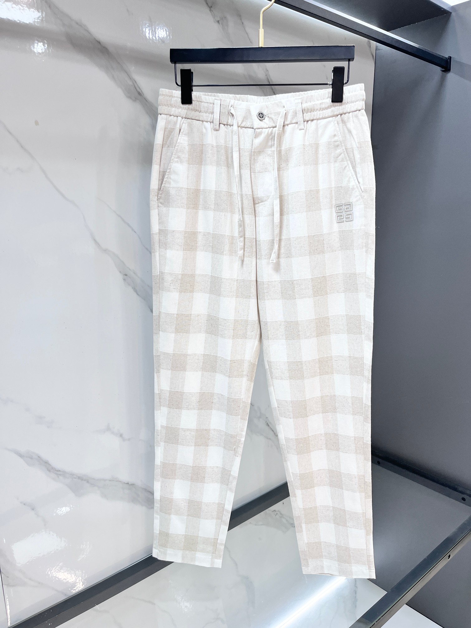 纪梵希 新品同步上市。原单订制高品质时尚休闲裤。超级百搭款。独家定制面料，手感细腻柔软，贴身舒适，上身超