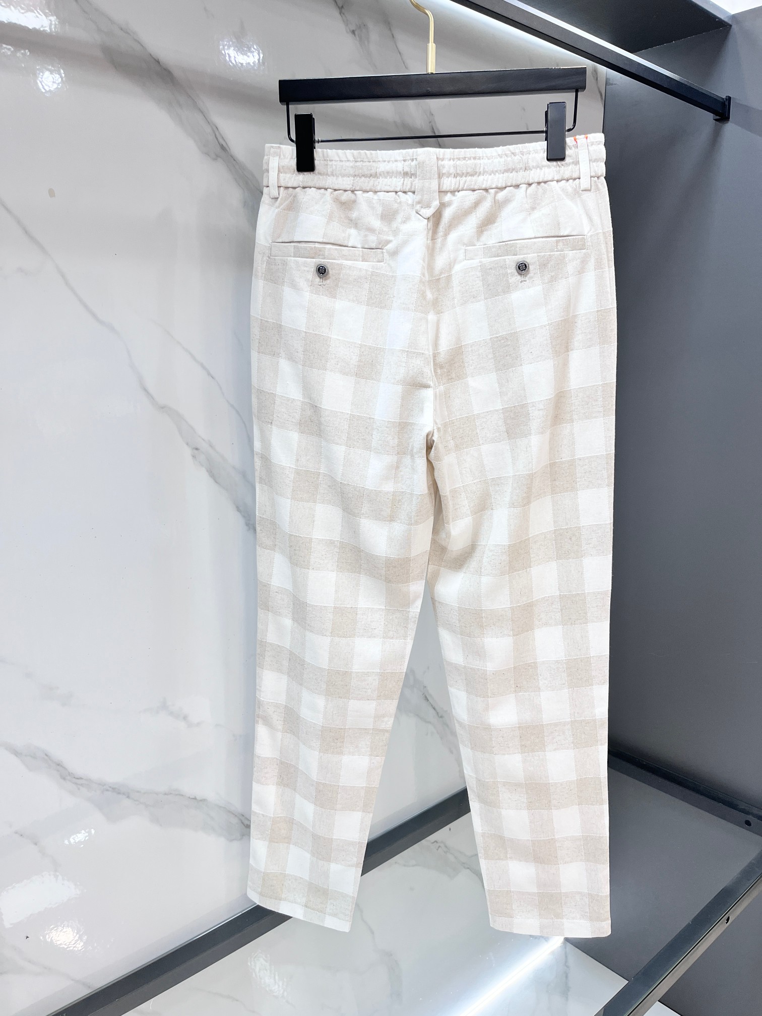 纪梵希 新品同步上市。原单订制高品质时尚休闲裤。超级百搭款。独家定制面料，手感细腻柔软，贴身舒适，上身超