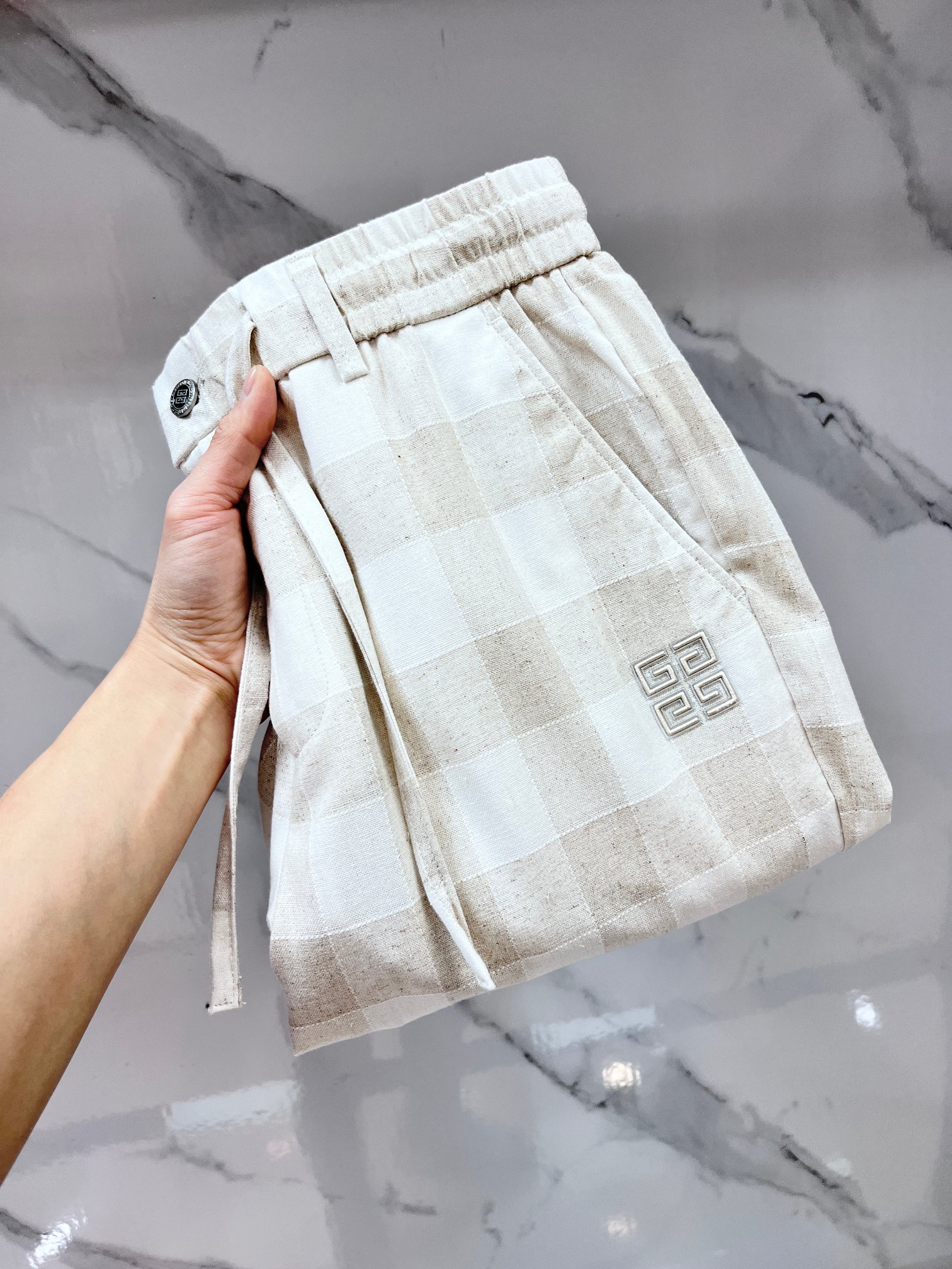 纪梵希 新品同步上市。原单订制高品质时尚休闲裤。超级百搭款。独家定制面料，手感细腻柔软，贴身舒适，上身超