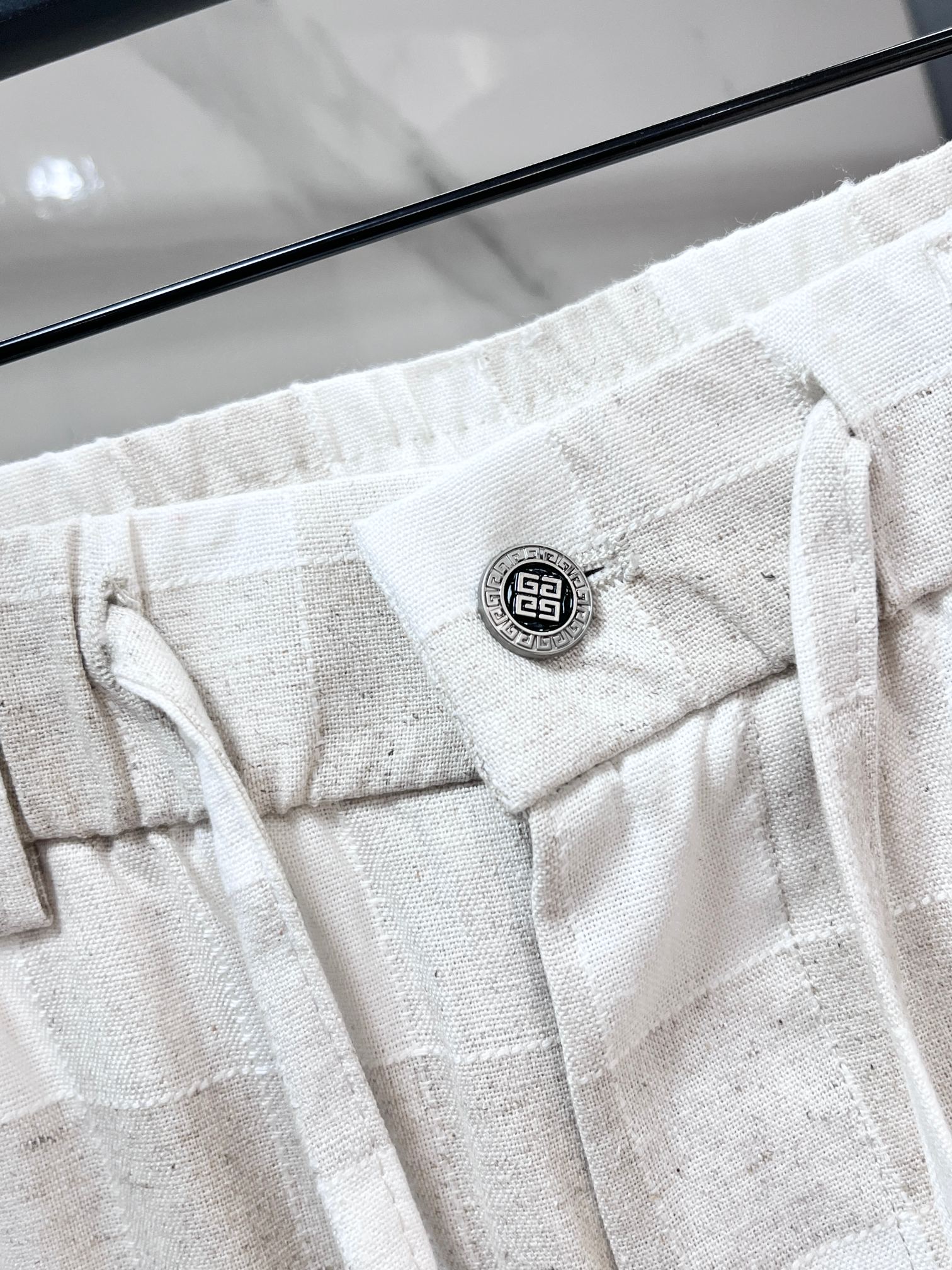 纪梵希 新品同步上市。原单订制高品质时尚休闲裤。超级百搭款。独家定制面料，手感细腻柔软，贴身舒适，上身超