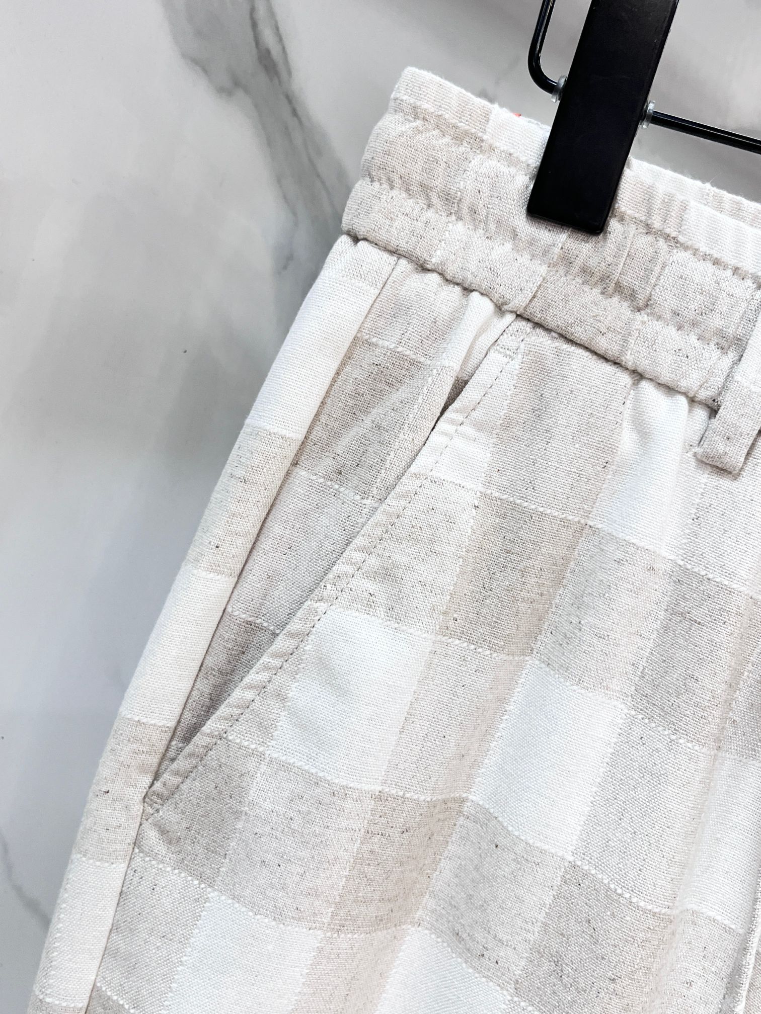 纪梵希 新品同步上市。原单订制高品质时尚休闲裤。超级百搭款。独家定制面料，手感细腻柔软，贴身舒适，上身超