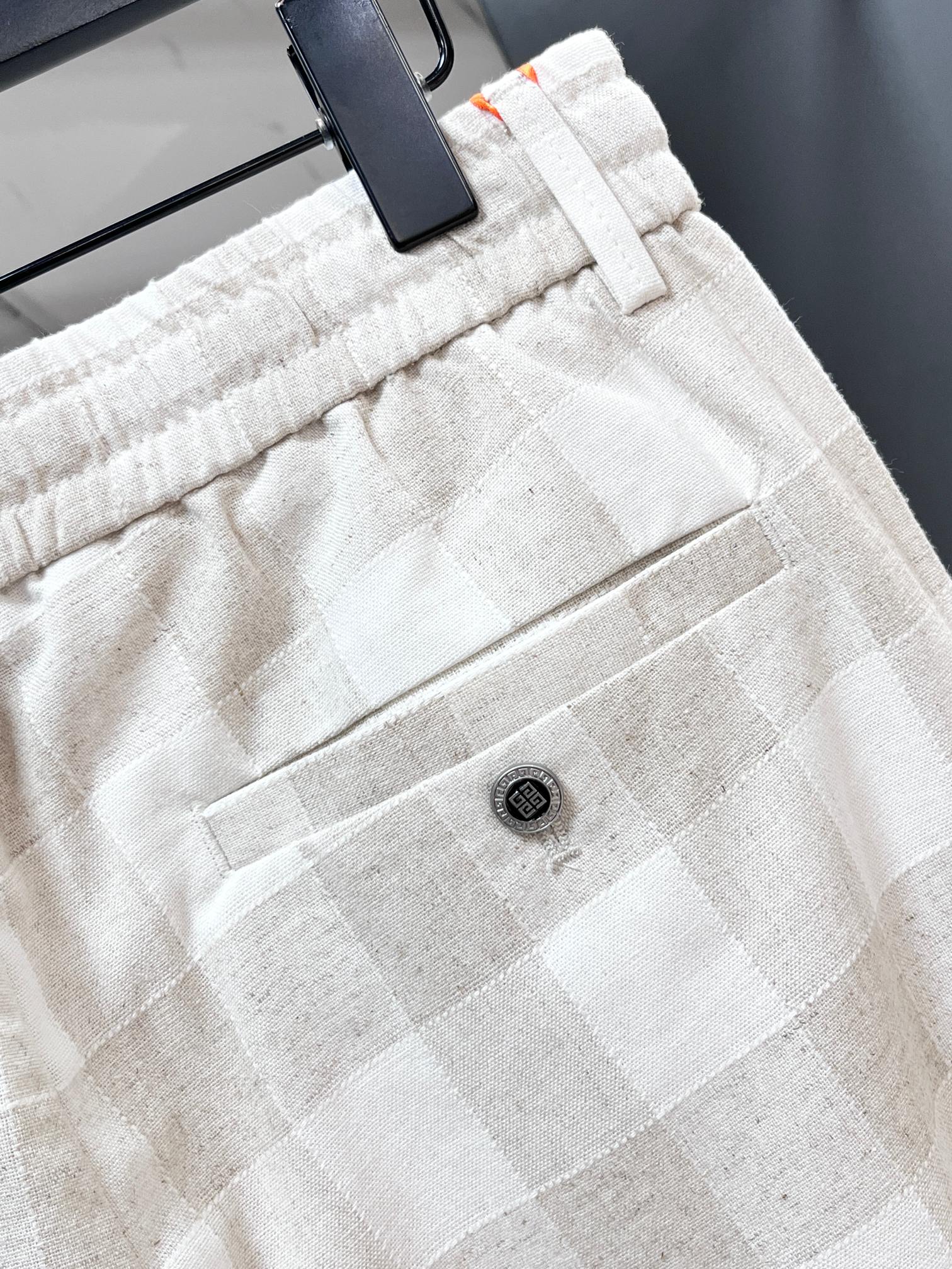 纪梵希 新品同步上市。原单订制高品质时尚休闲裤。超级百搭款。独家定制面料，手感细腻柔软，贴身舒适，上身超