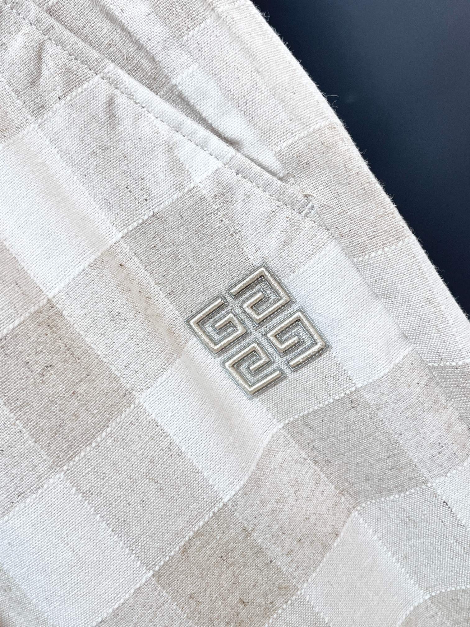 纪梵希 新品同步上市。原单订制高品质时尚休闲裤。超级百搭款。独家定制面料，手感细腻柔软，贴身舒适，上身超