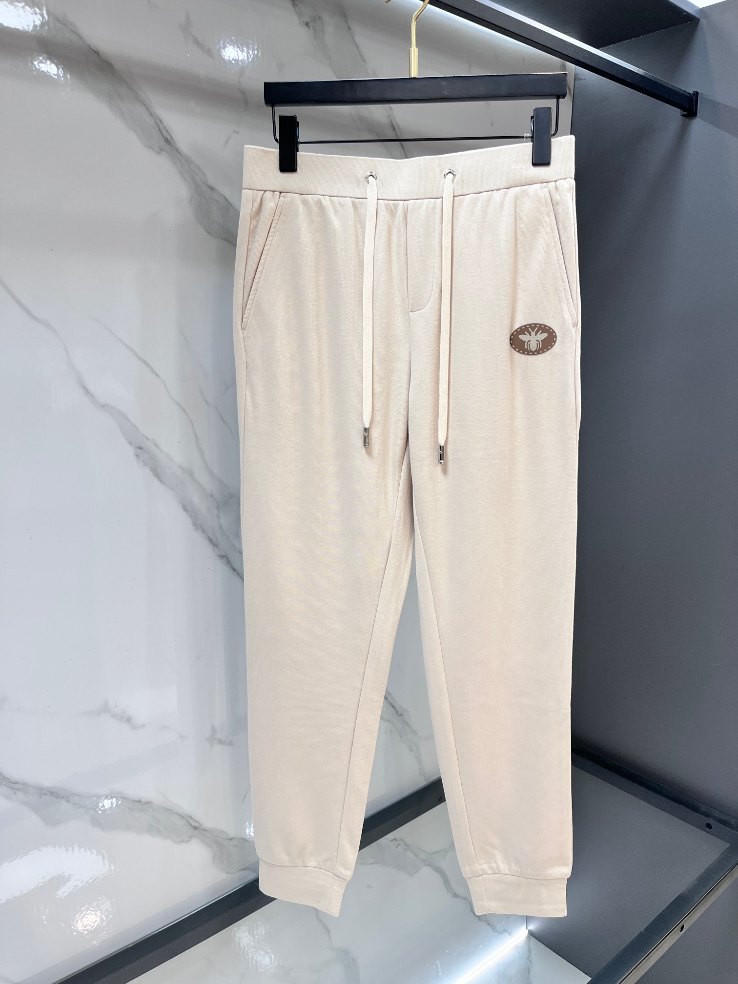 迪奥 新品同步上市。原单订制高品质时尚休闲裤。超级百搭款。独家定制面料，手感细腻柔软，贴身舒适，上身超有