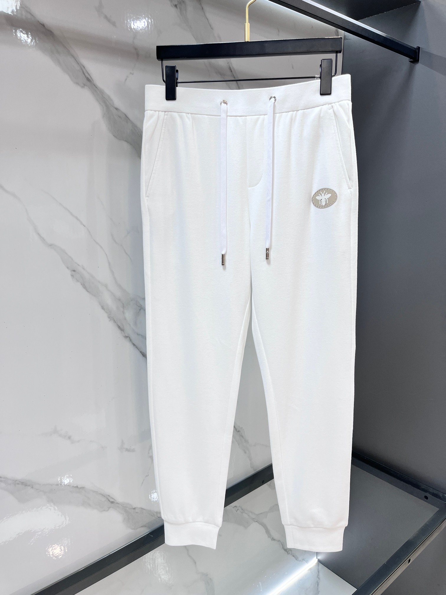 迪奥 新品同步上市。原单订制高品质时尚休闲裤。超级百搭款。独家定制面料，手感细腻柔软，贴身舒适，上身超有