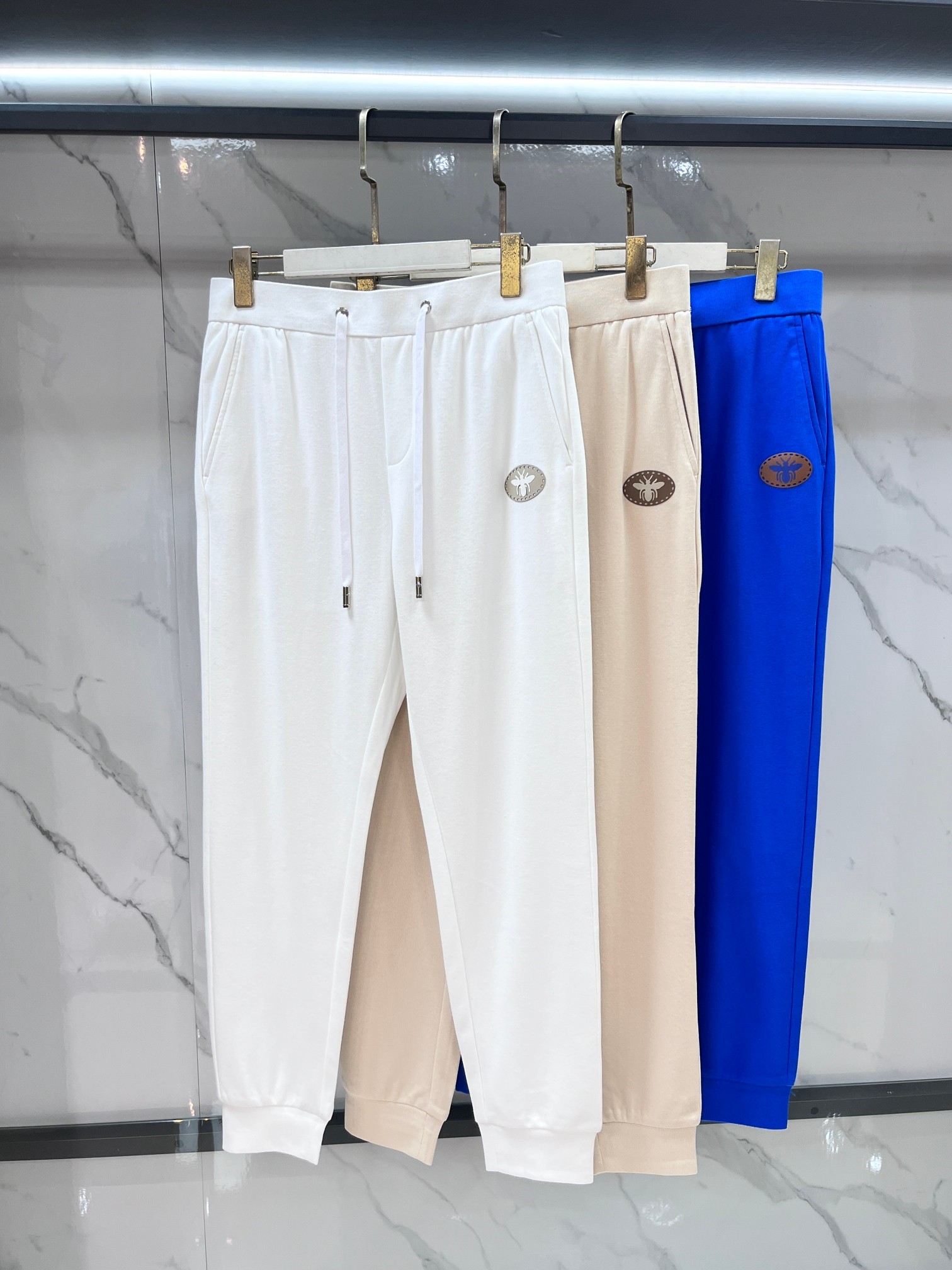 迪奥 新品同步上市。原单订制高品质时尚休闲裤。超级百搭款。独家定制面料，手感细腻柔软，贴身舒适，上身超有