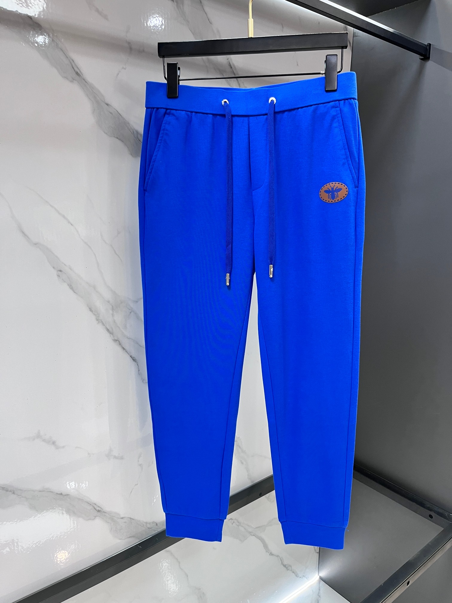 迪奥 新品同步上市。原单订制高品质时尚休闲裤。超级百搭款。独家定制面料，手感细腻柔软，贴身舒适，上身超有