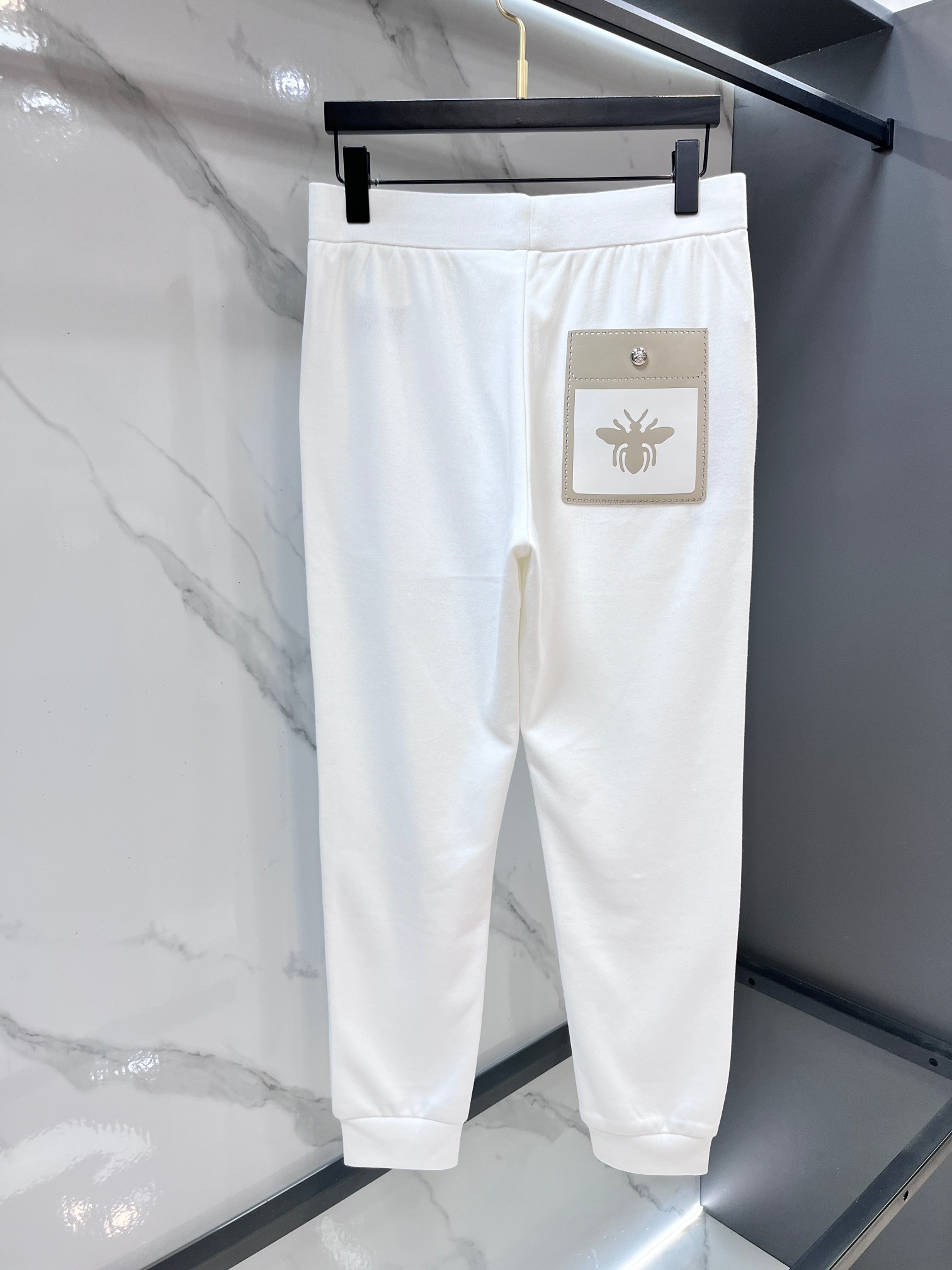 迪奥 新品同步上市。原单订制高品质时尚休闲裤。超级百搭款。独家定制面料，手感细腻柔软，贴身舒适，上身超有