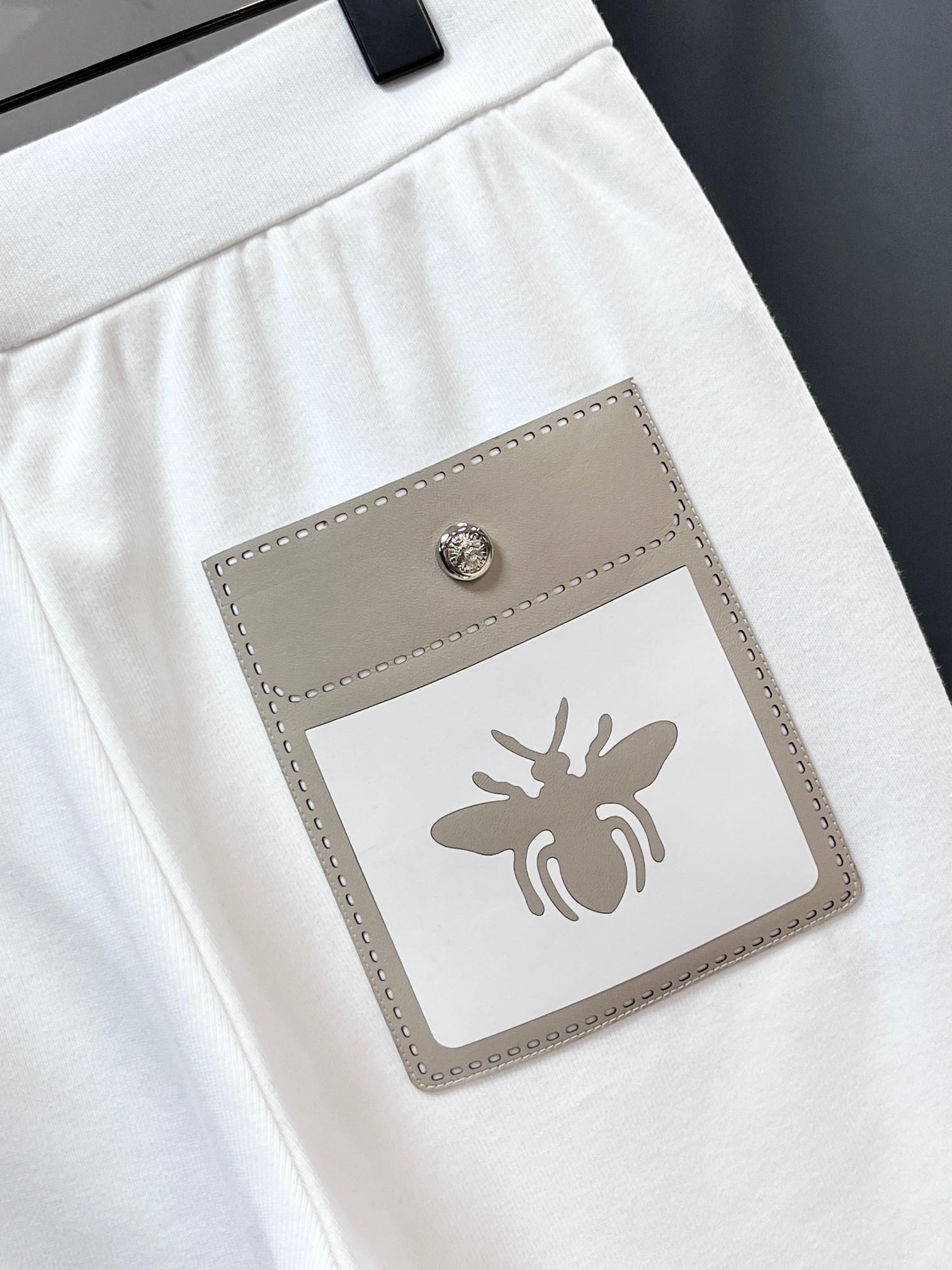 迪奥 新品同步上市。原单订制高品质时尚休闲裤。超级百搭款。独家定制面料，手感细腻柔软，贴身舒适，上身超有